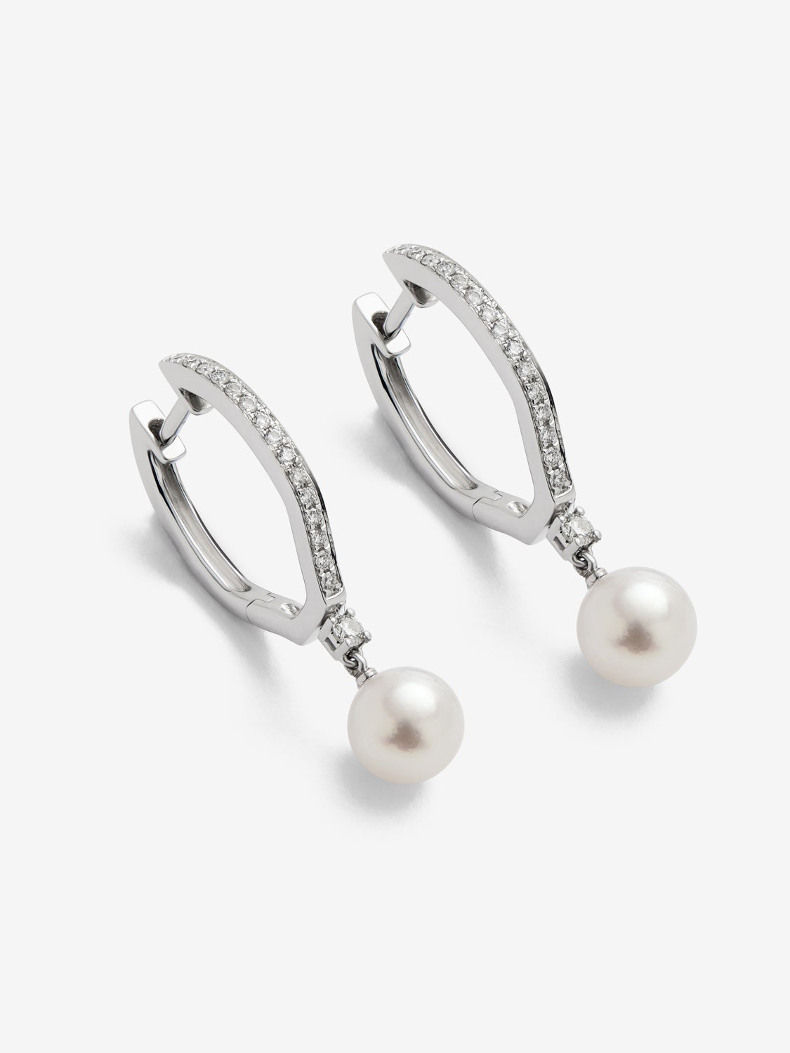 Pendientes de aro de oro blanco de 18K con colagante de perla akoya y 32 diamantes en talla brillante con un total de 0,19 cts