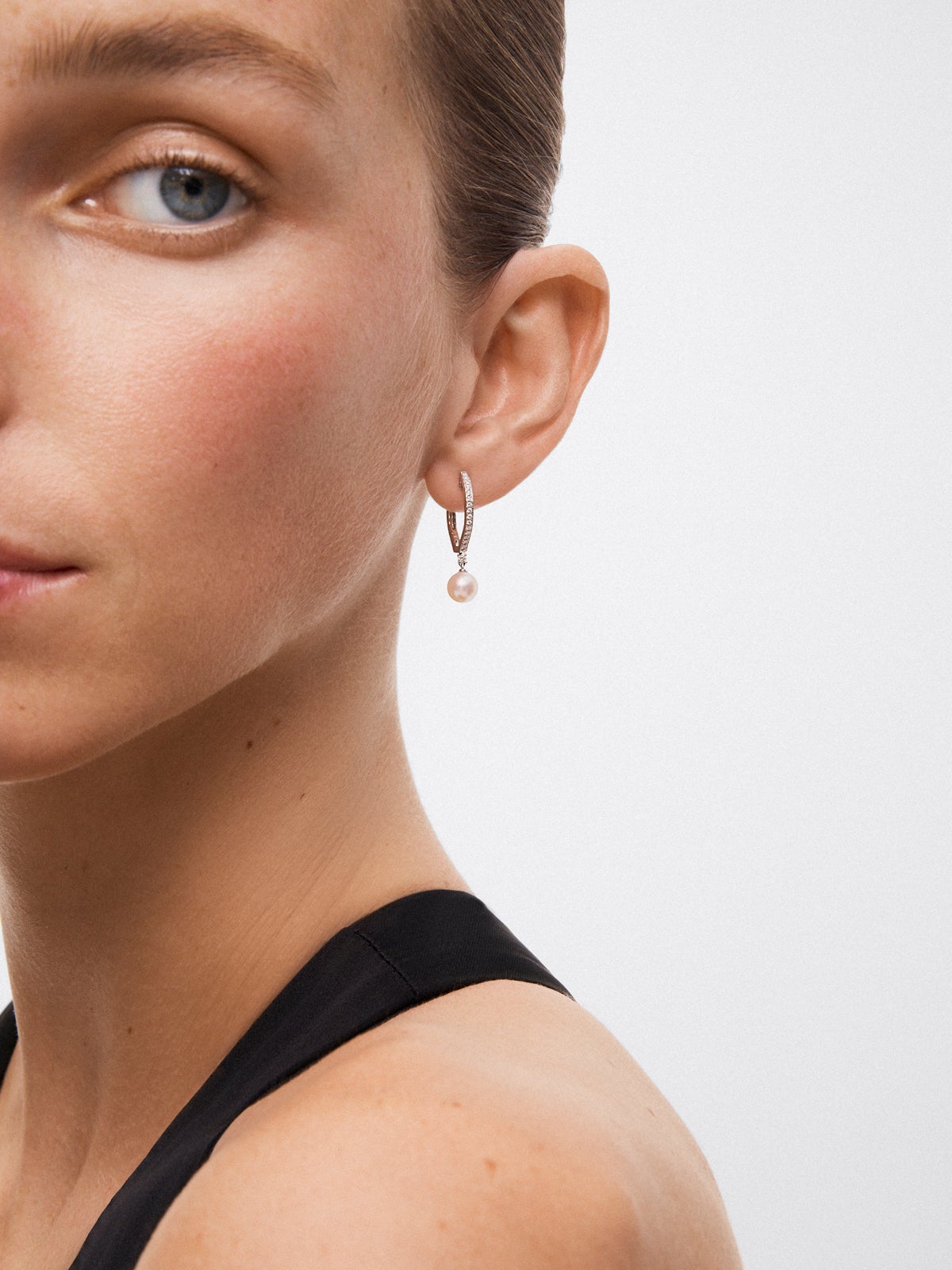 Pendientes de aro de oro blanco de 18K con colagante de perla akoya y 32 diamantes en talla brillante con un total de 0,19 cts