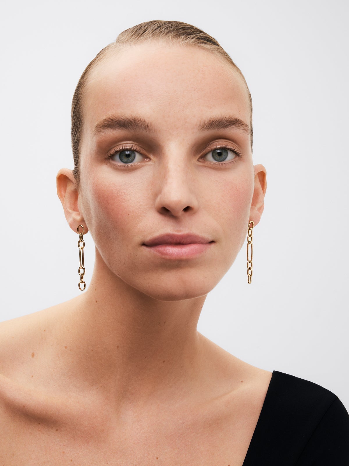 Pendientes largos de eslabones forza de oro amarillo de 18K