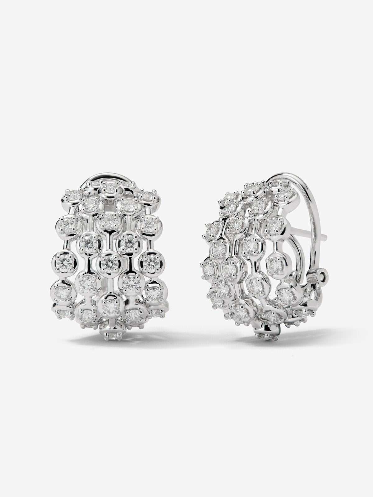 Pendientes de oro blanco de 18K con 58 diamantes en talla brillante con un total de 2,03 cts