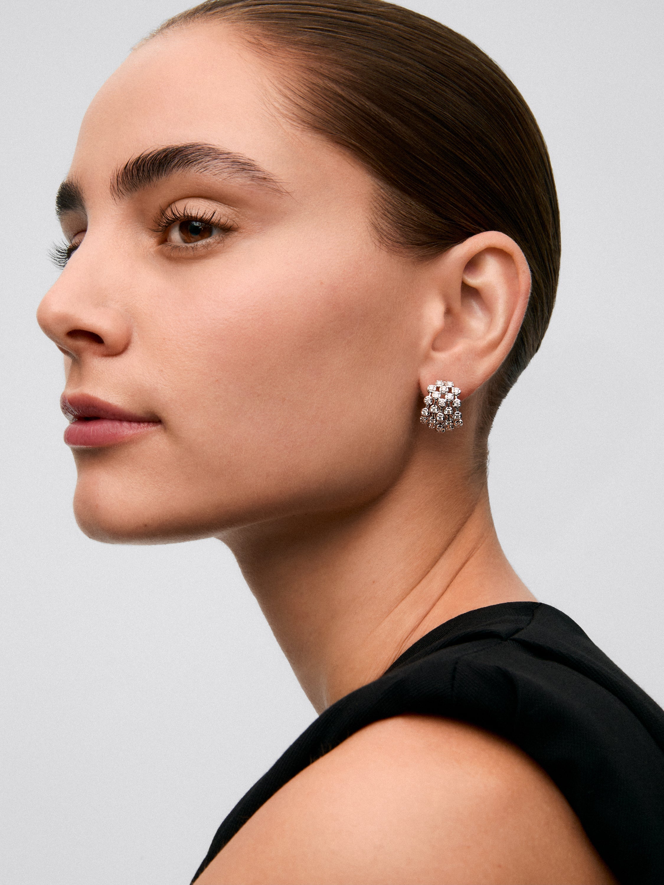 Pendientes de oro blanco de 18K con 58 diamantes en talla brillante con un total de 2,03 cts