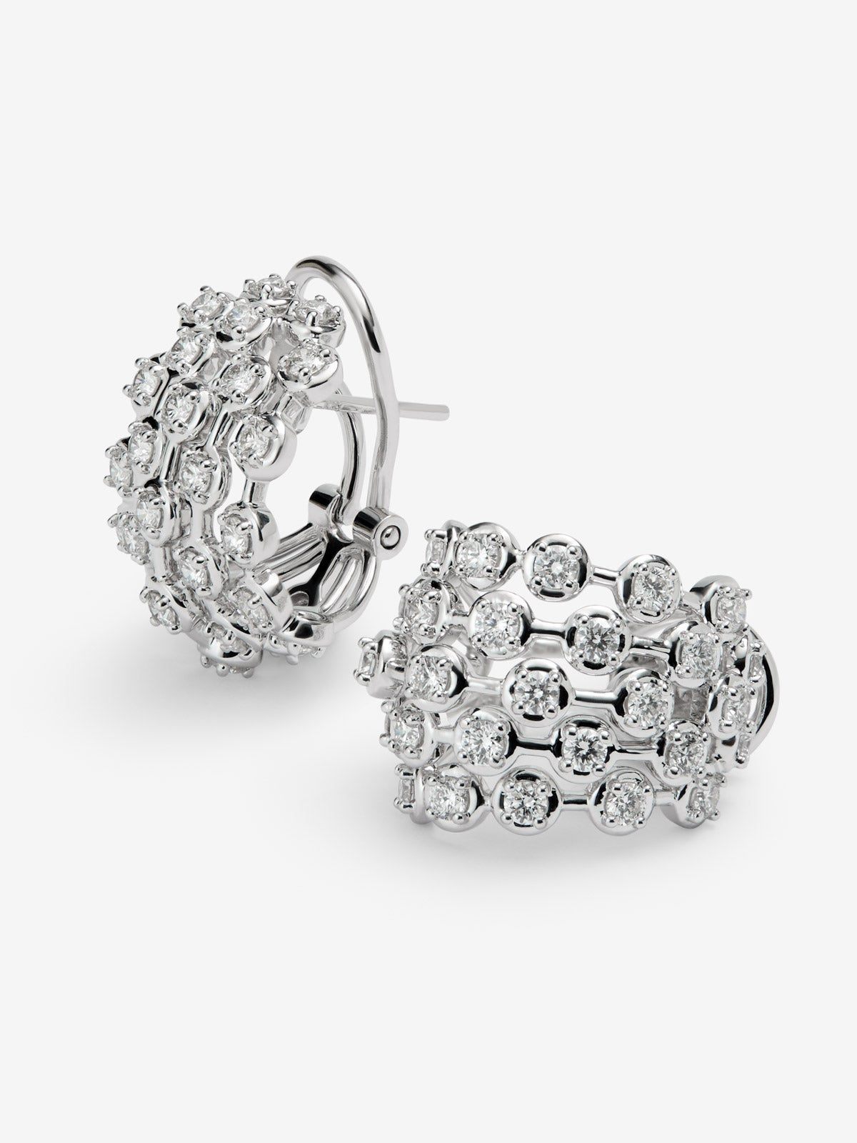 Pendientes de oro blanco de 18K con 58 diamantes en talla brillante con un total de 2,03 cts