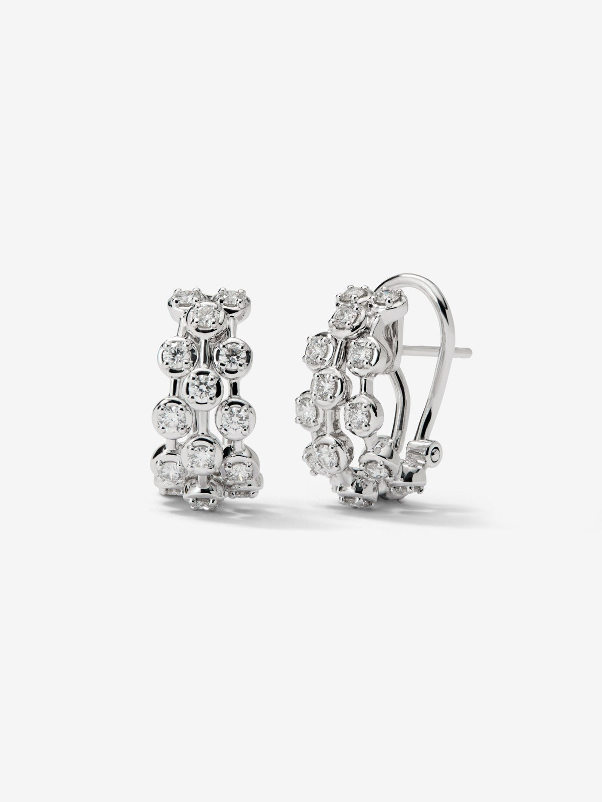 Pendientes de oro blanco de 18K con 32 diamantes en talla brillante con un total de 1,12 cts