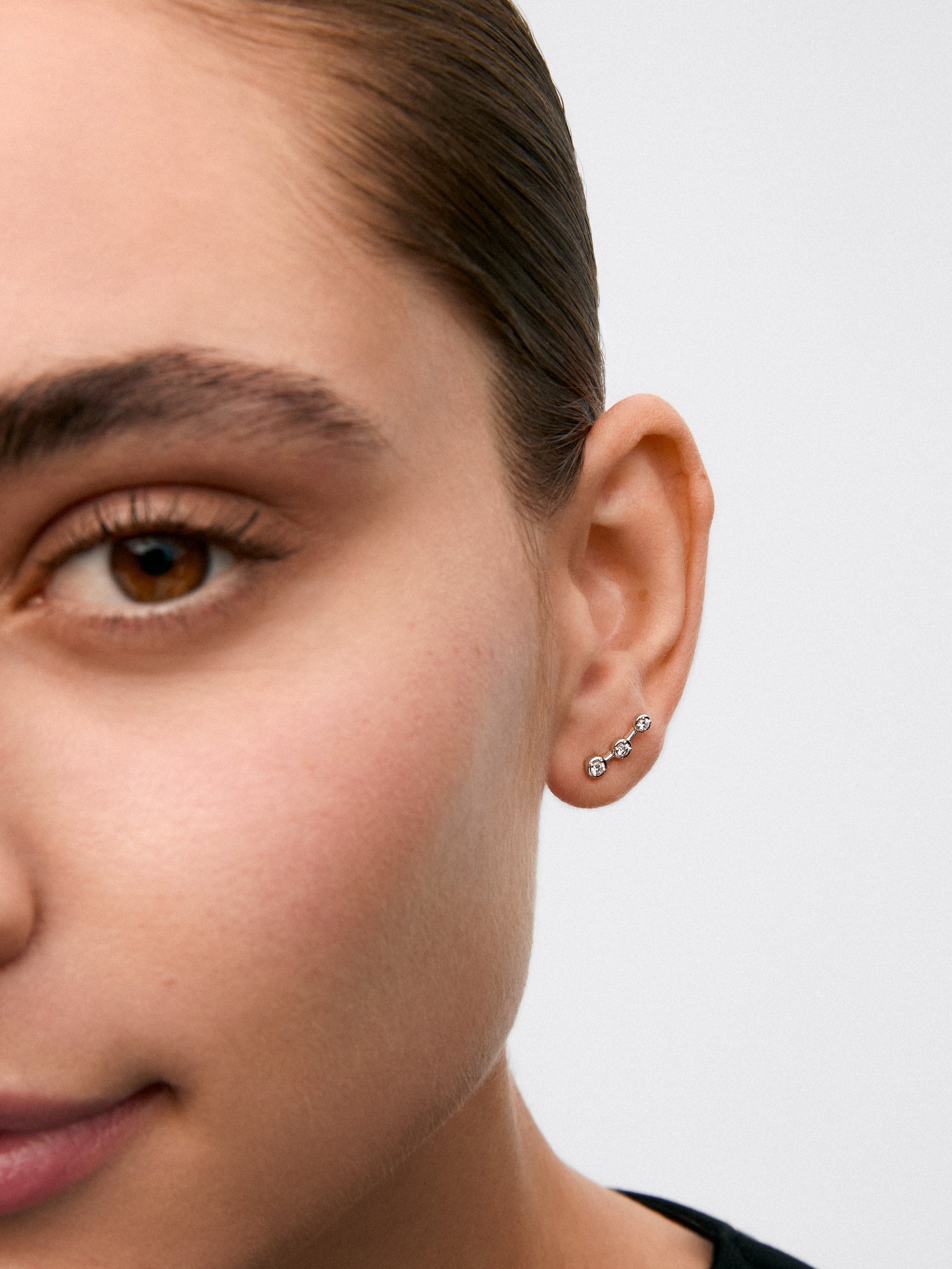 Pendientes trepadores de oro blanco de 18K con diamantes en talla brillante con un total de 0,22 cts