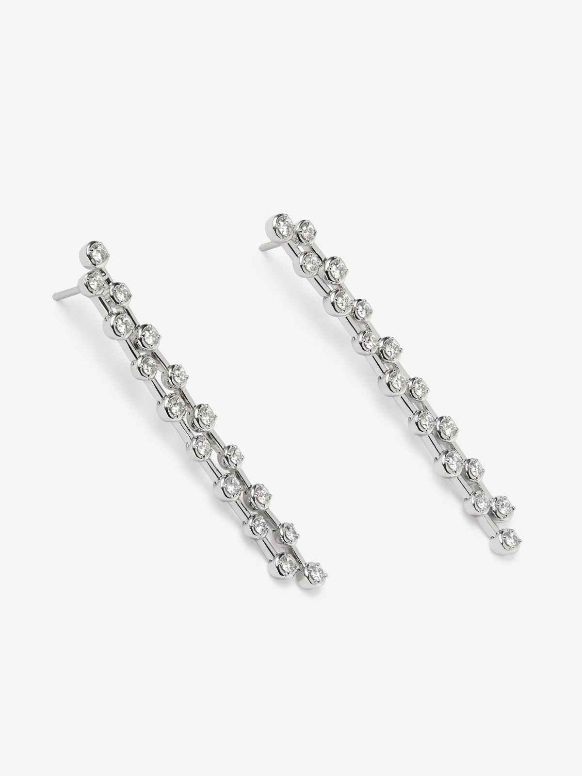 Pendientes largos de oro blanco de 18K con 34 diamantes en talla brillante con un total de 1,03 cts