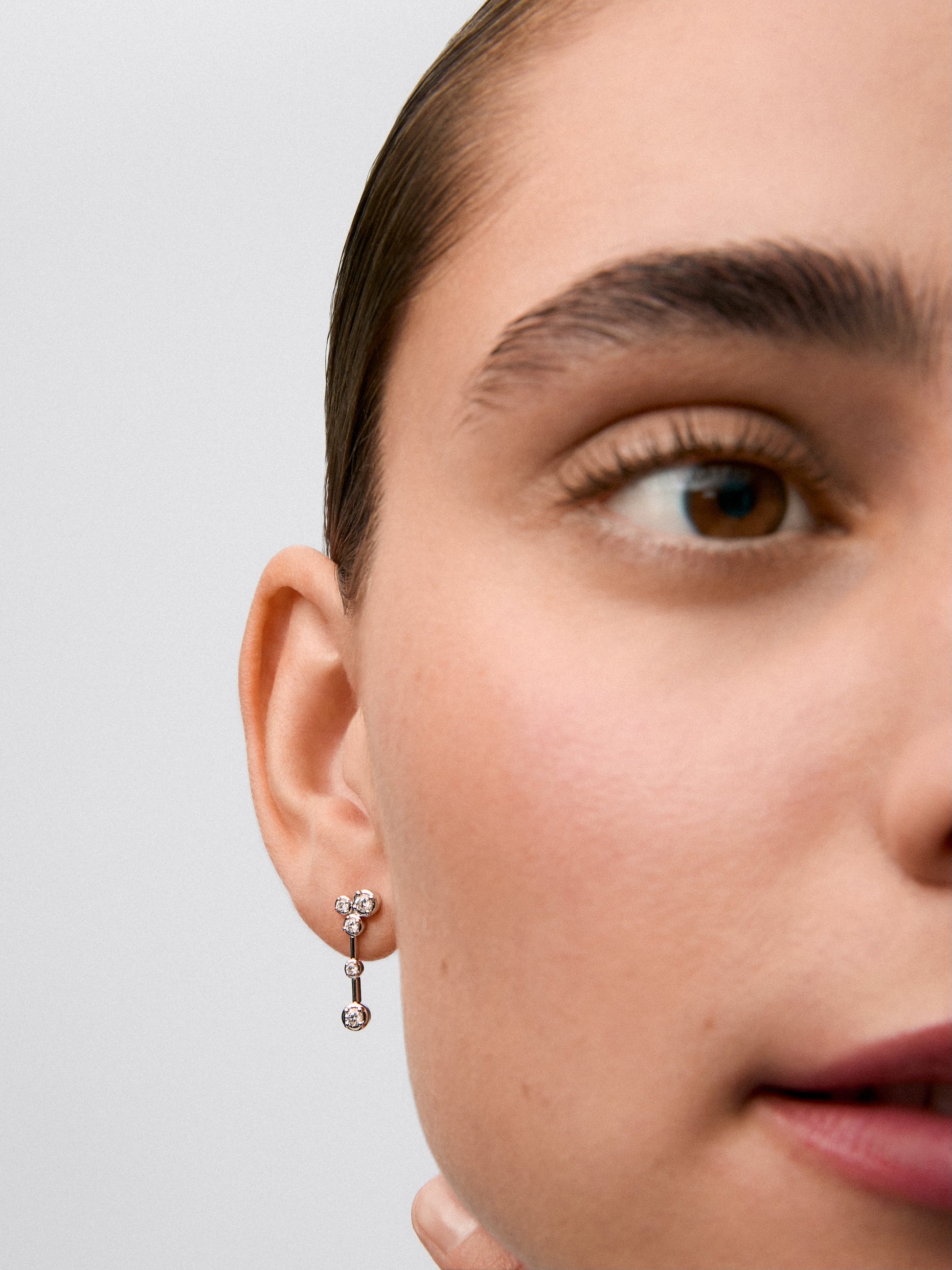 Pendientes largos de oro blanco de 18K con 10 diamantes en talla brillante con un total de 0,44 cts