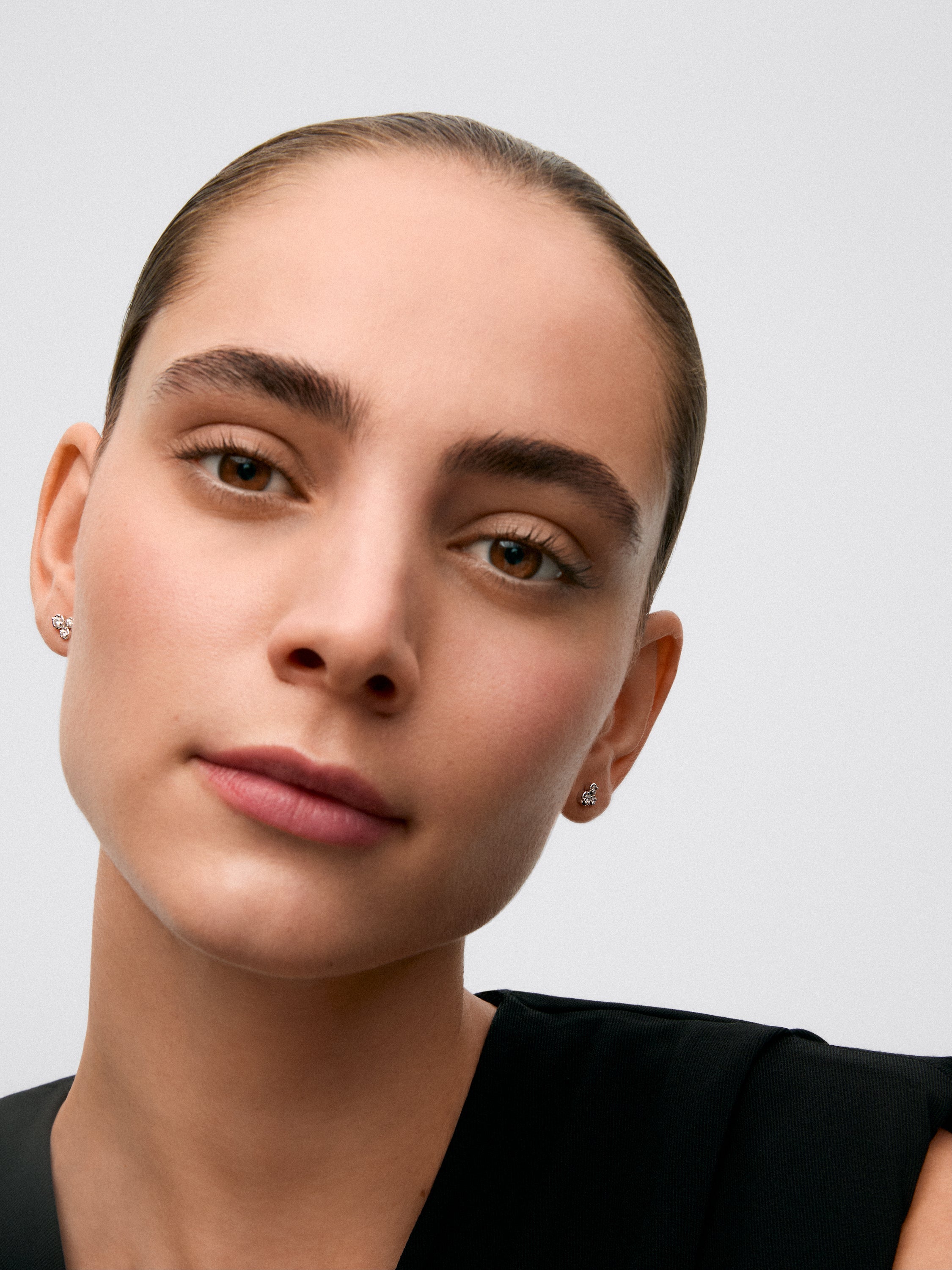 Pendientes de oro blanco de 18K con 6 diamantes en talla brillante con un total de 0,26 cts