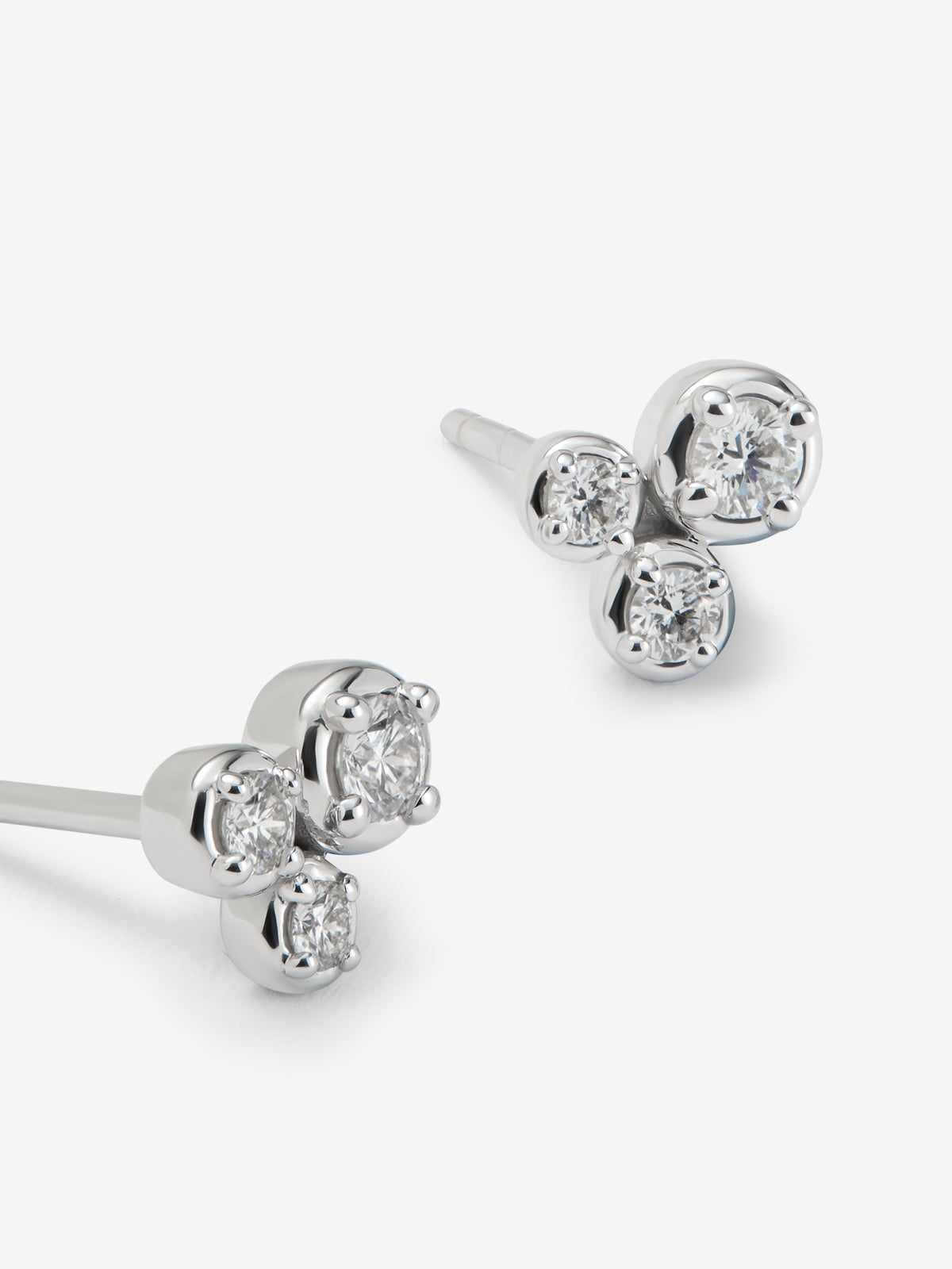 Pendientes de oro blanco de 18K con 6 diamantes en talla brillante con un total de 0,26 cts