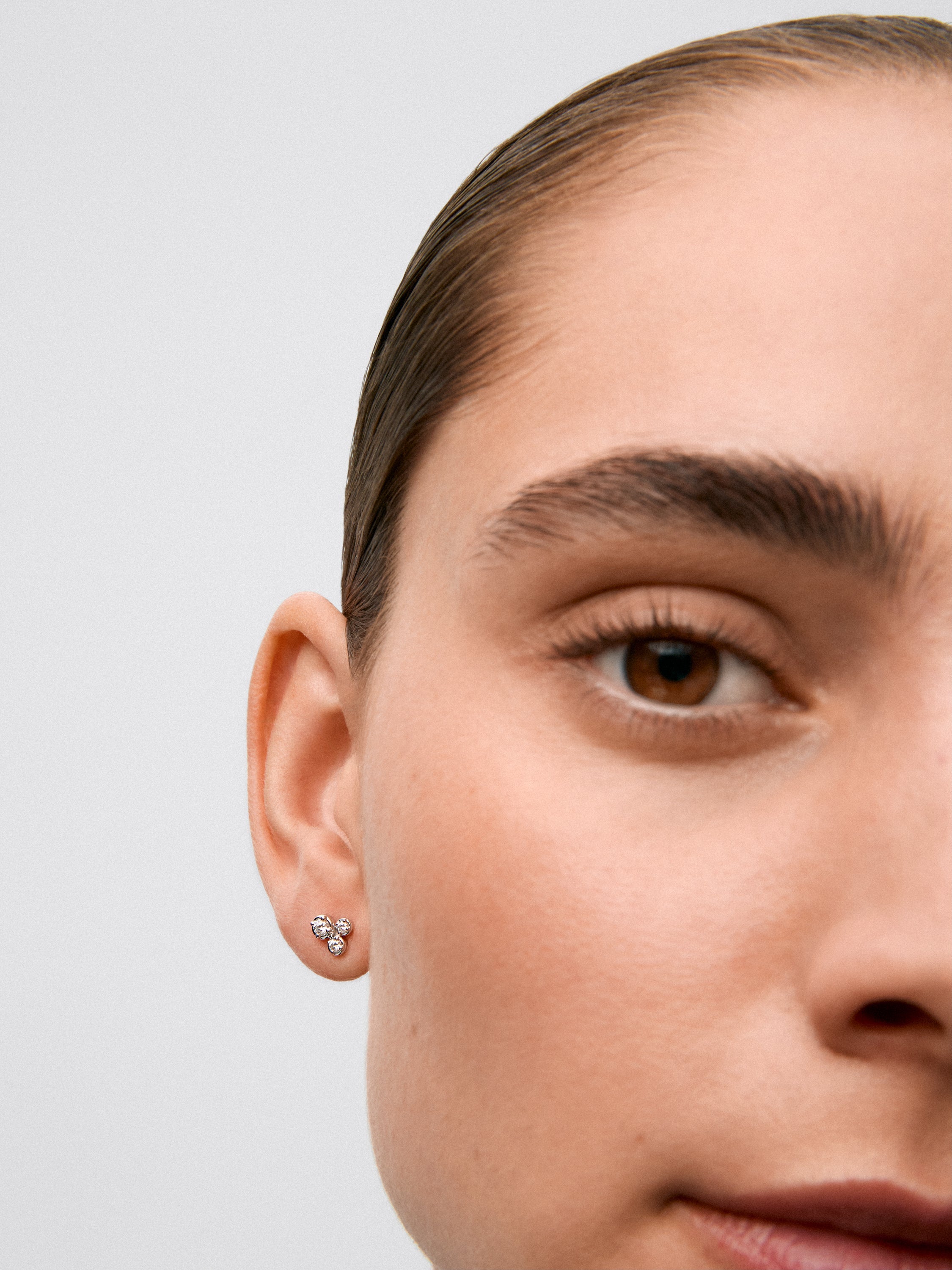 Pendientes de oro blanco de 18K con 6 diamantes en talla brillante con un total de 0,26 cts