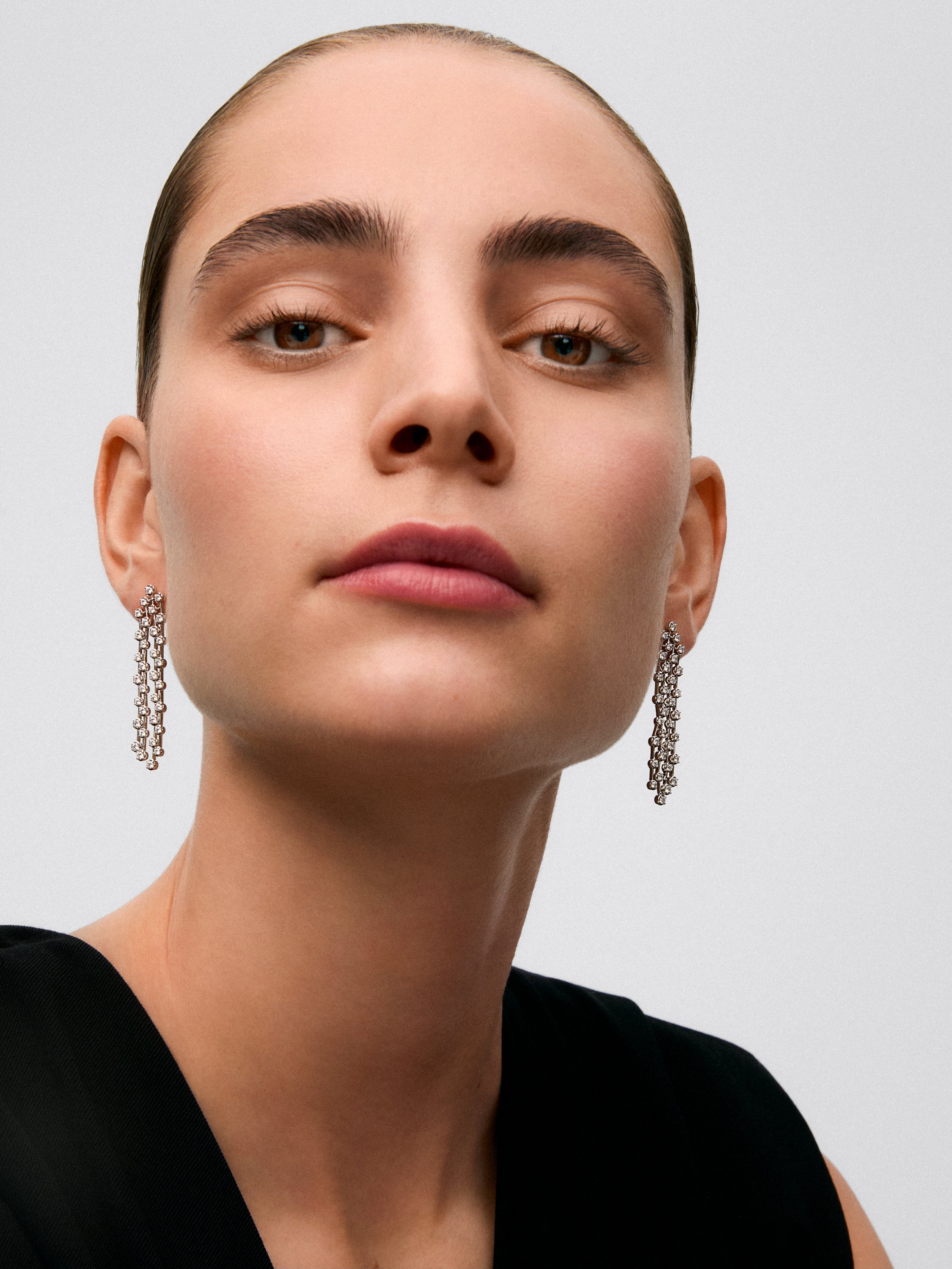 Pendientes de oro blanco de 18K con 64 diamantes en talla brillante con un total de 1,92 cts