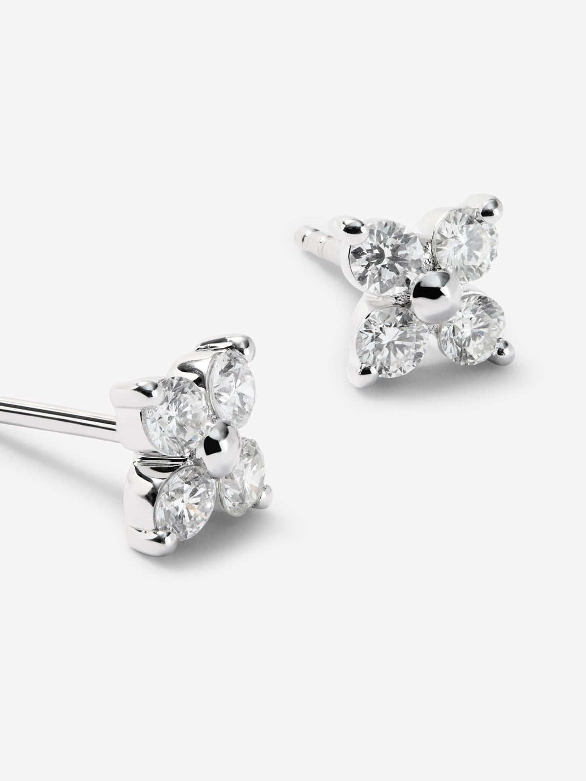 Pendientes flor de oro blanco de 18K con diamantes en talla brillante con un total de 0,64 cts