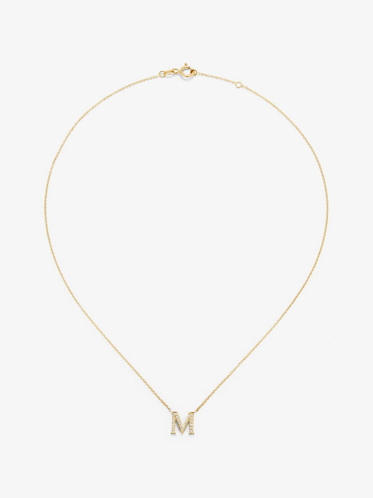 Colgante de oro amarillo de 18K con letra M en pavé de diamantes en talla brillante de 0,14 cts