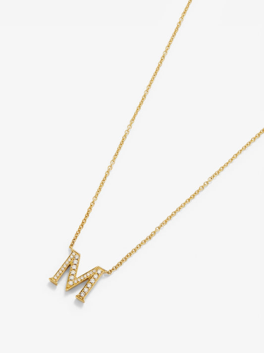Colgante de oro amarillo de 18K con letra M en pavé de diamantes en talla brillante de 0,14 cts