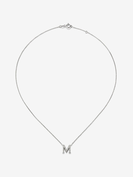 Colgante de oro blanco de 18K con letra M en pavé de 28 diamantes en talla brillante con un total de 0,13 cts