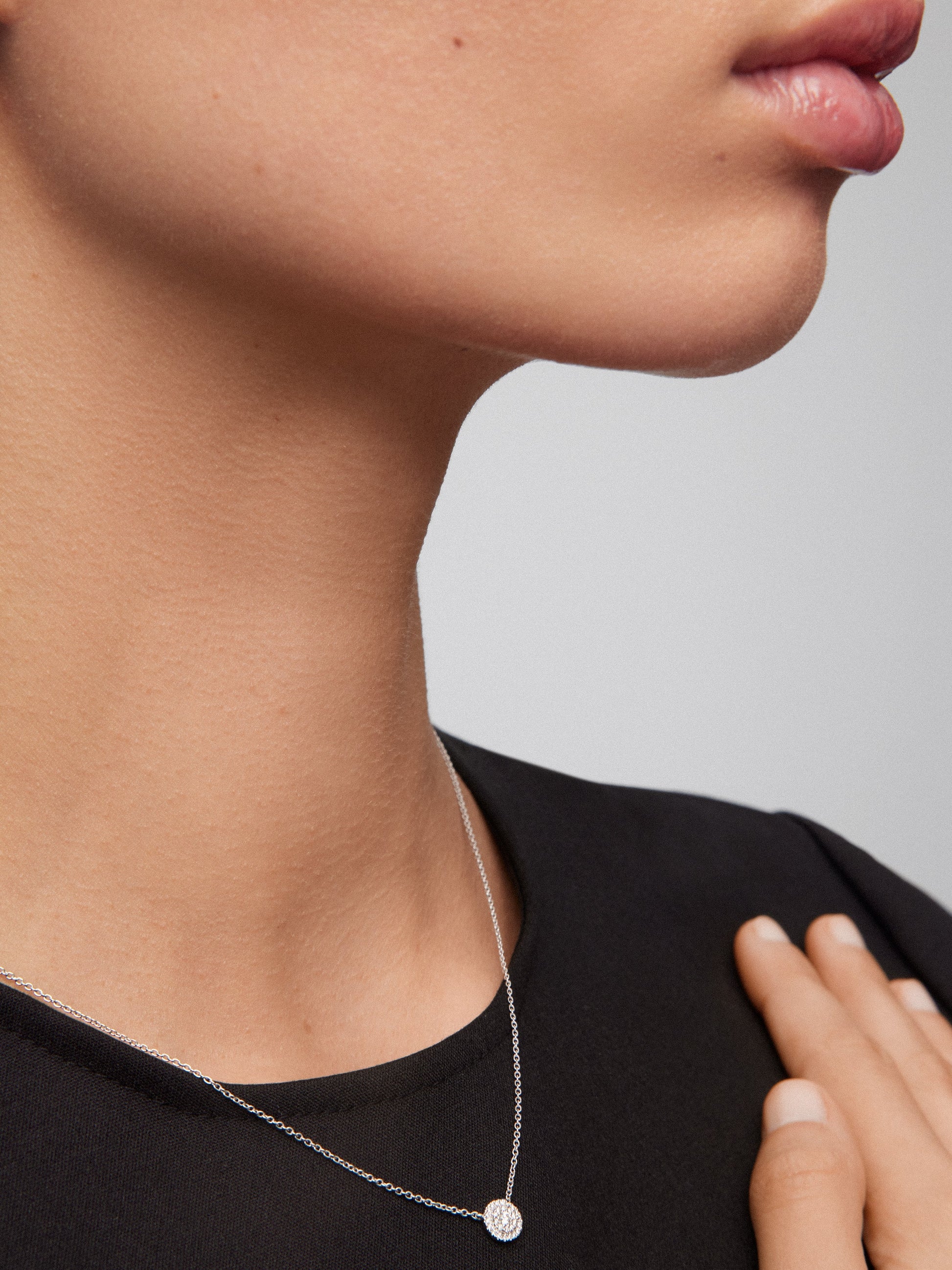 Colgante de oro blanco de 18K con perla akoya de 8,5mm y diamantes en talla brillante de 0,1 cts