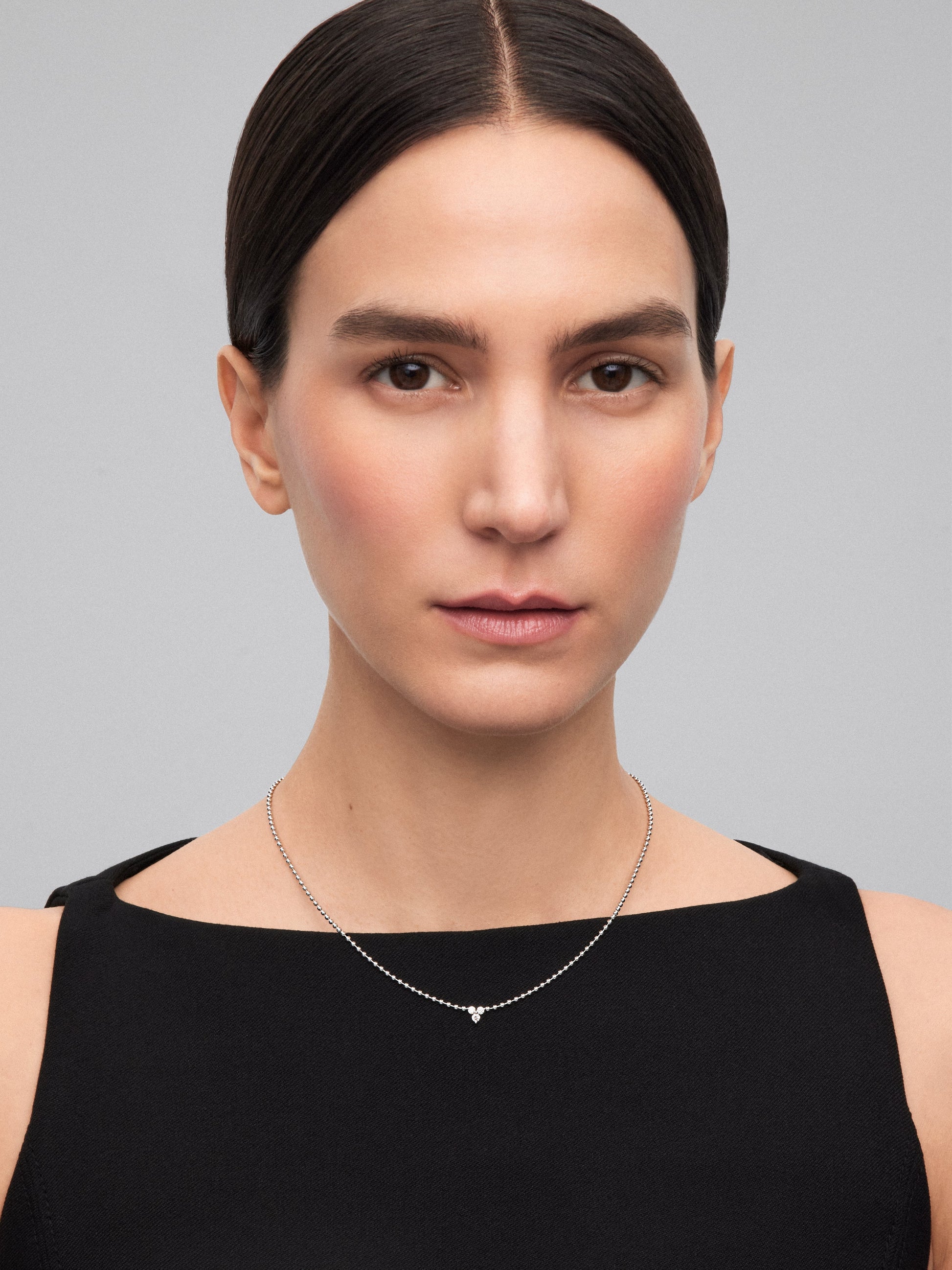 Colgante de oro blanco de 18K con 3 diamantes en talla brillante con un total de 0,18 cts