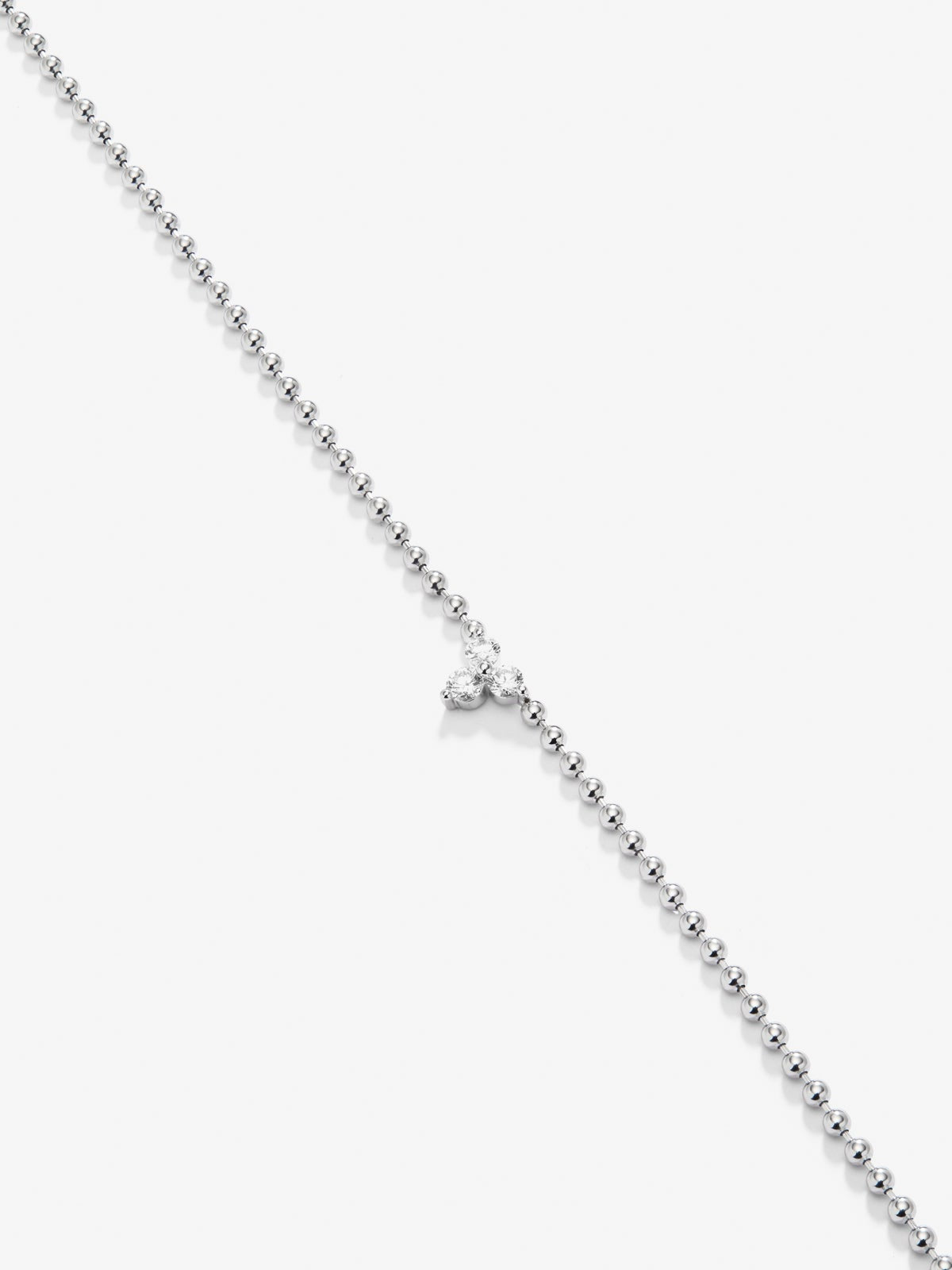 Colgante de oro blanco de 18K con 3 diamantes en talla brillante con un total de 0,18 cts