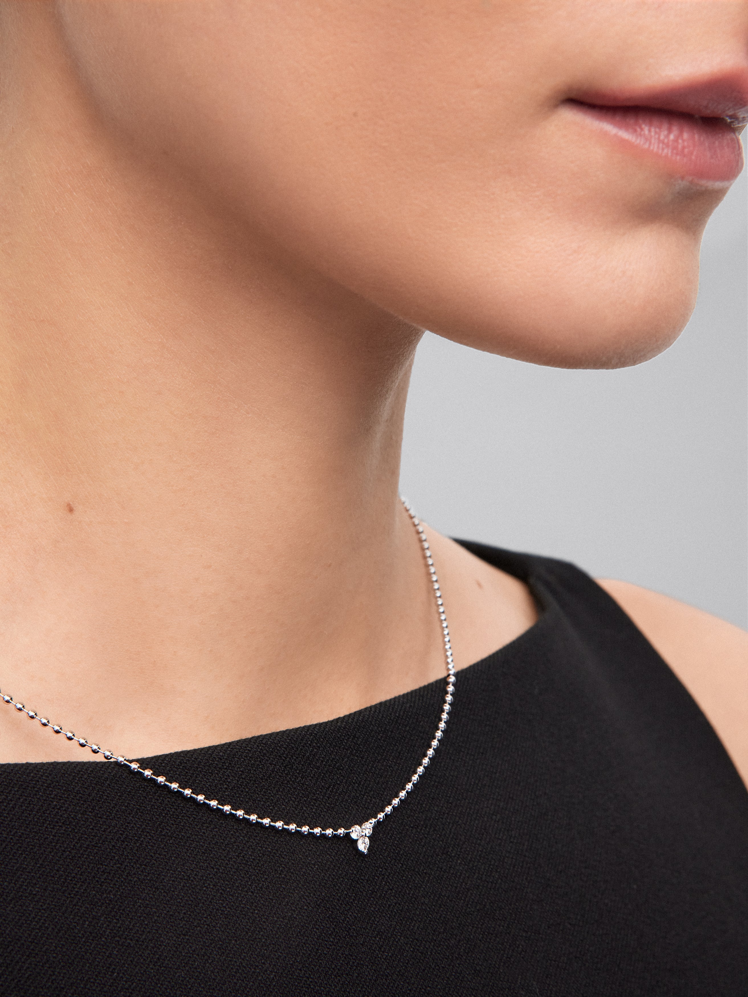 Colgante de oro blanco de 18K con 3 diamantes en talla brillante con un total de 0,18 cts