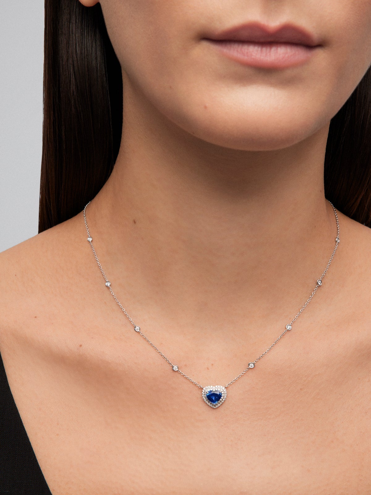 Colgante de oro blanco de 18K con zafiro azul royal en talla corazón de 1,51 cts y 59 diamantes en talla brillante con un total de 0,3 cts