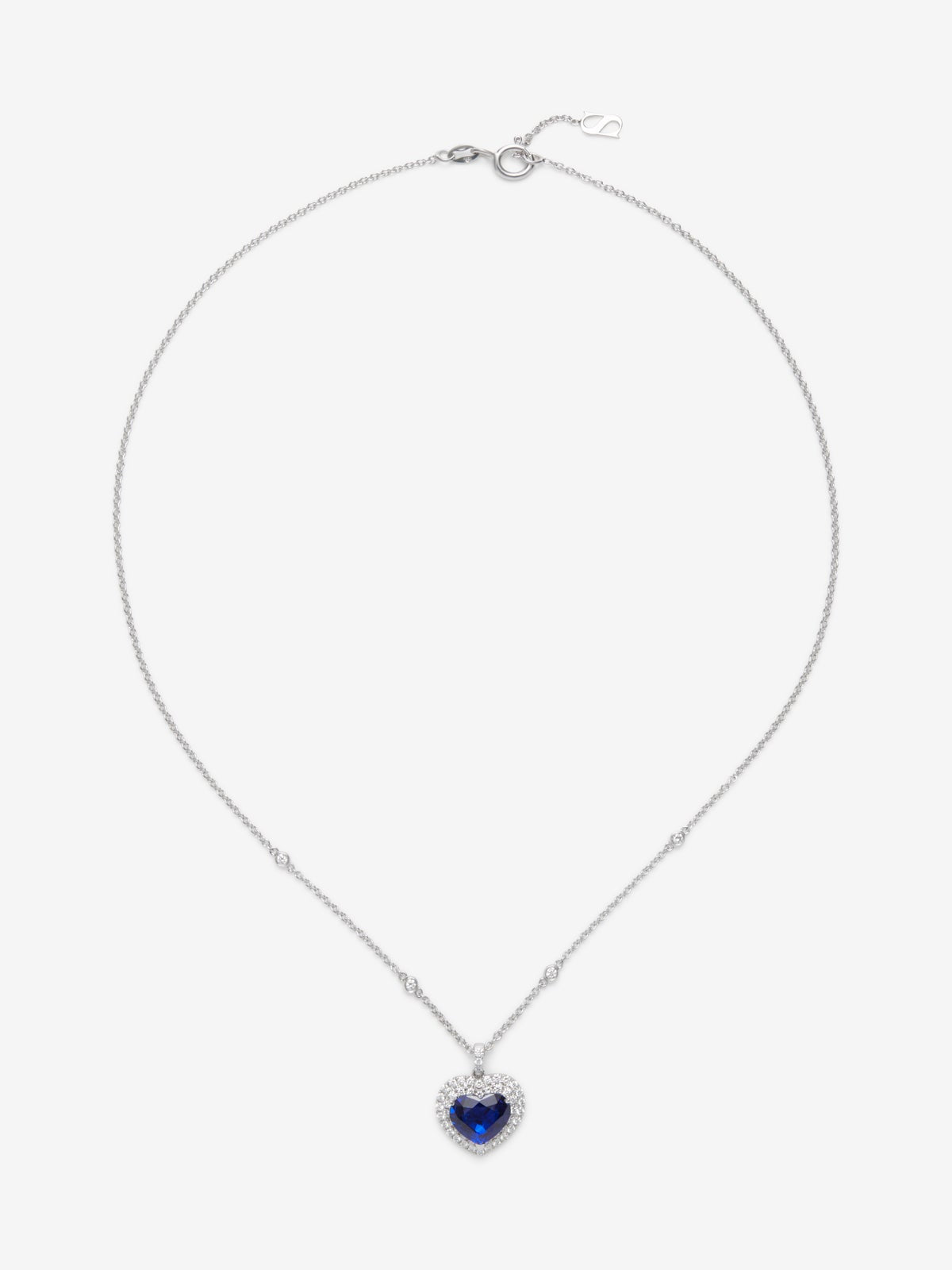 Colgante de oro blanco de 18K con zafiro azul royal en talla corazón de 1,51 cts y 59 diamantes en talla brillante con un total de 0,3 cts