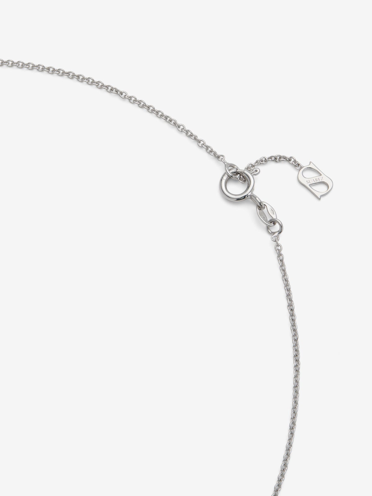 Colgante de oro blanco de 18K con zafiro azul royal en talla corazón de 1,51 cts y 59 diamantes en talla brillante con un total de 0,3 cts