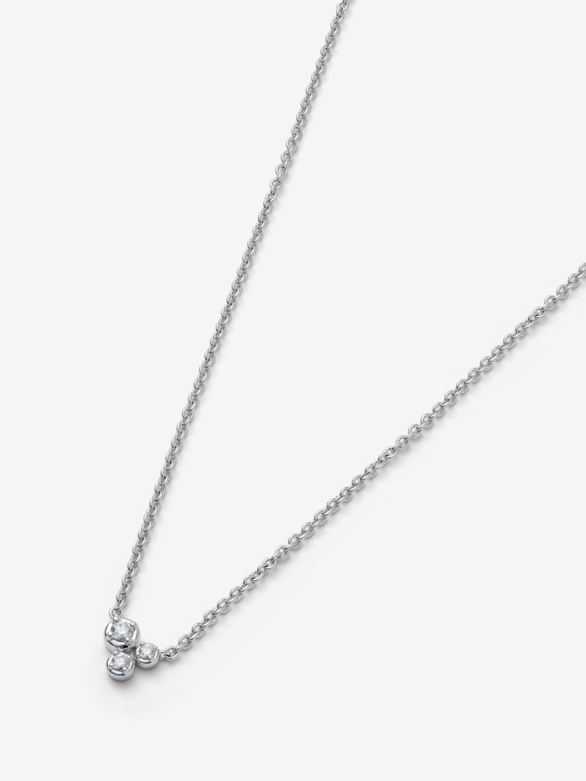 Colgante de oro blanco de 18K con 3 diamantes en talla brillante con un total de 0,13 cts