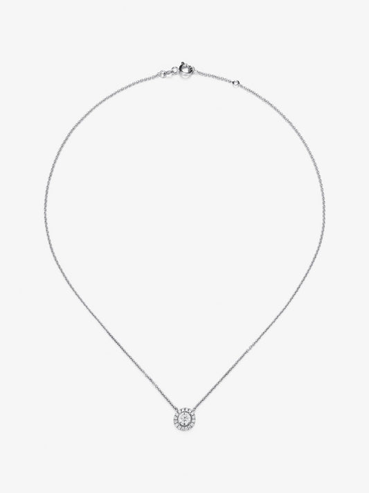 Colgante cadena de oro blanco de 18K con diamante solitario y orla de diamantes
