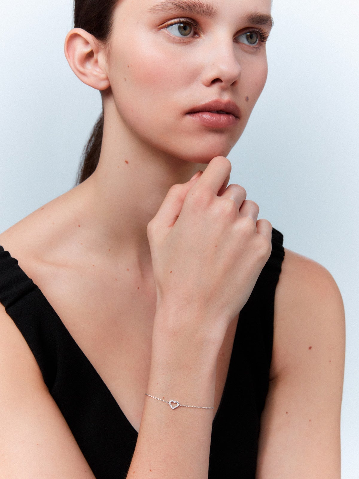 Pulsera de oro blanco de 18K con diamantes en talla brillante de 0,06 cts y corazón