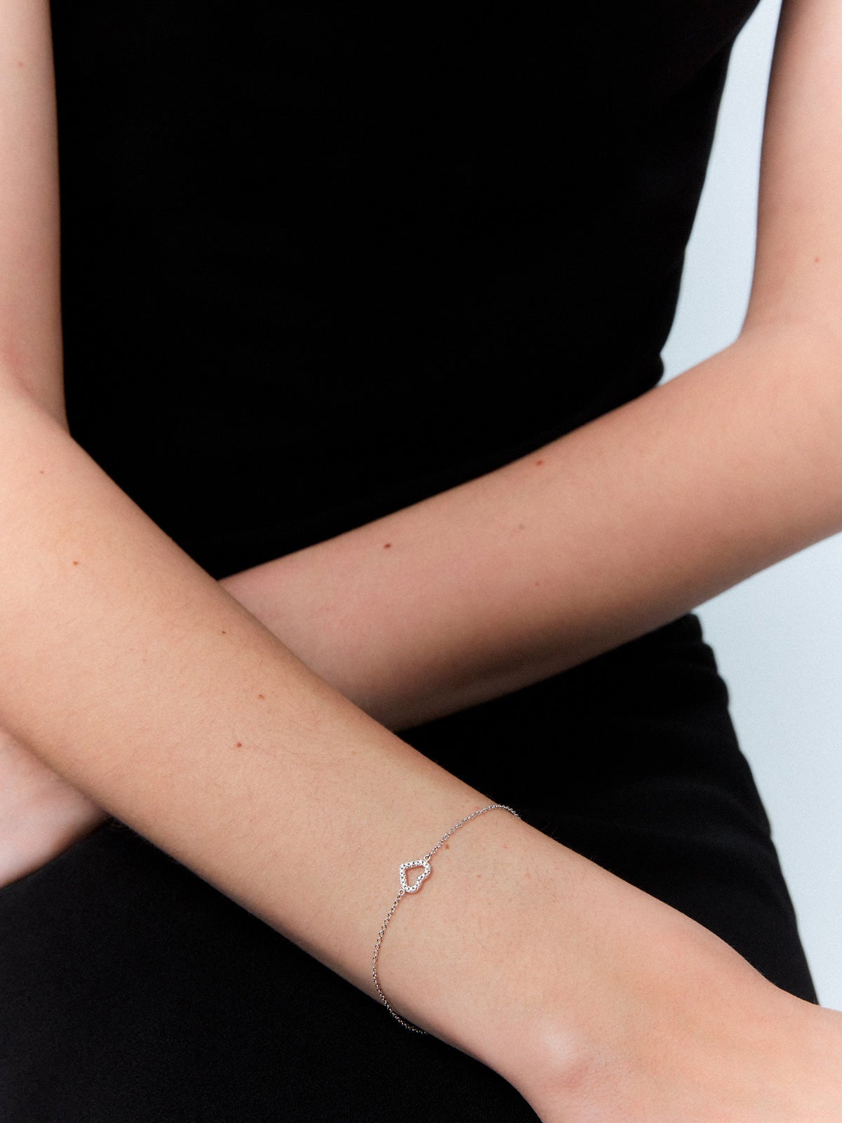 Pulsera de oro blanco de 18K con diamantes en talla brillante de 0,06 cts y corazón