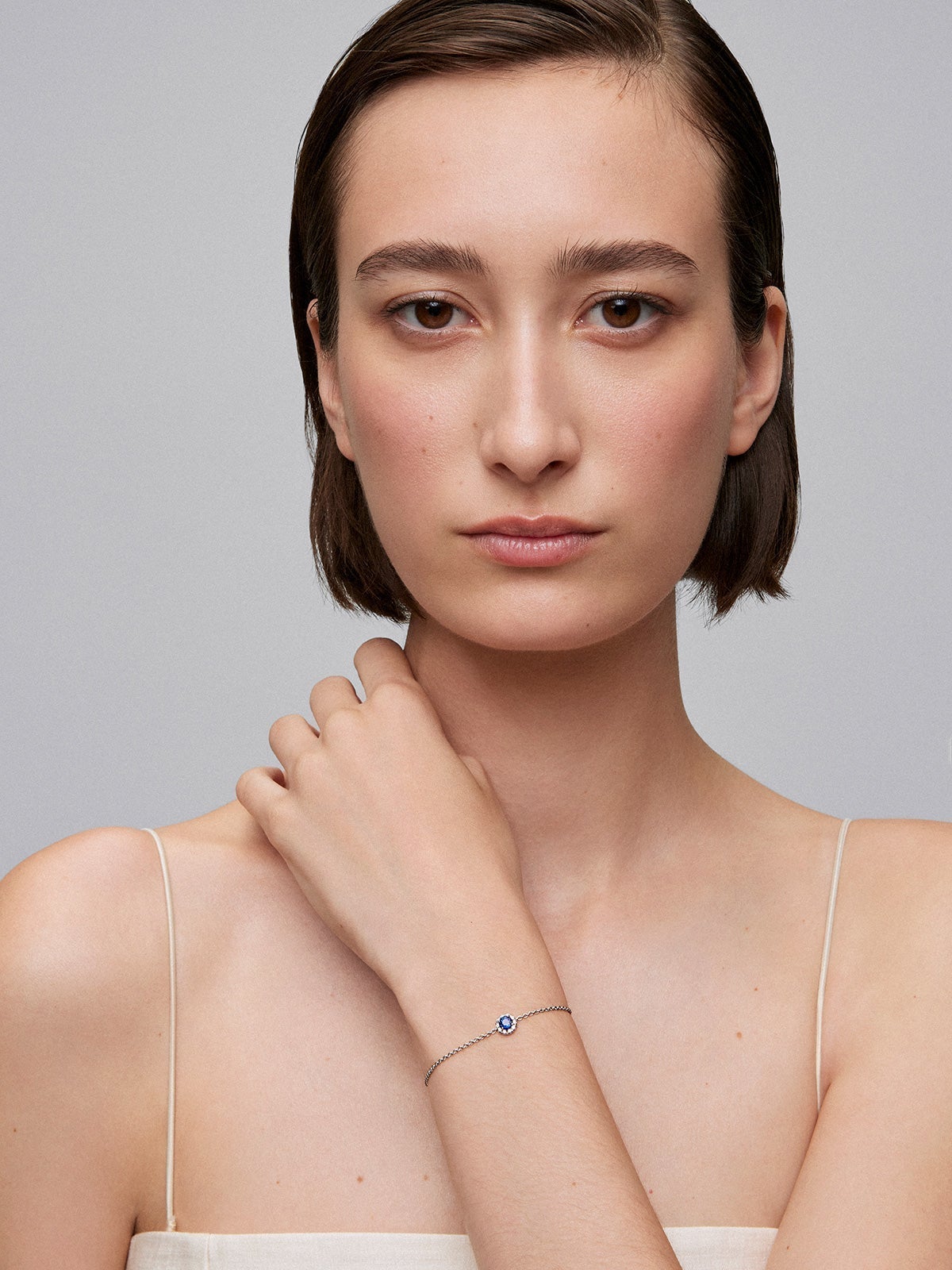 Pulsera orla de oro blanco de 18K con zafiro y diamante