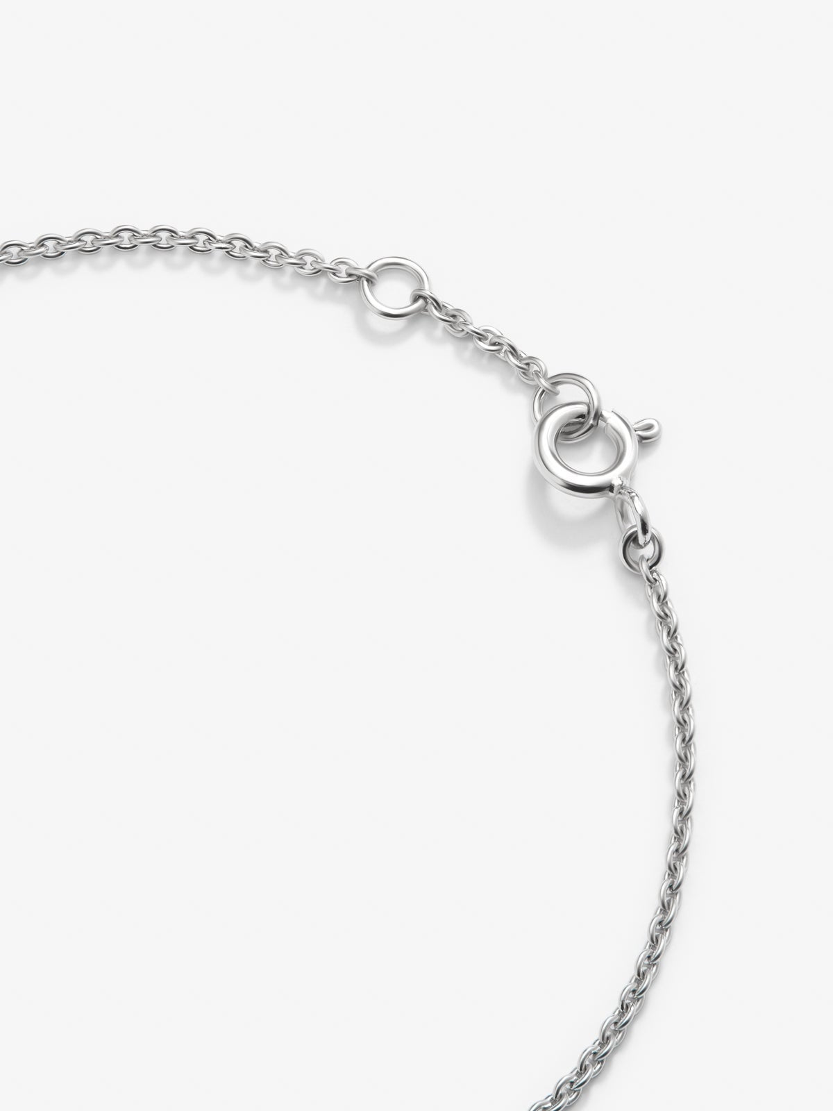 Pulsera orla de oro blanco de 18K con zafiro y diamante