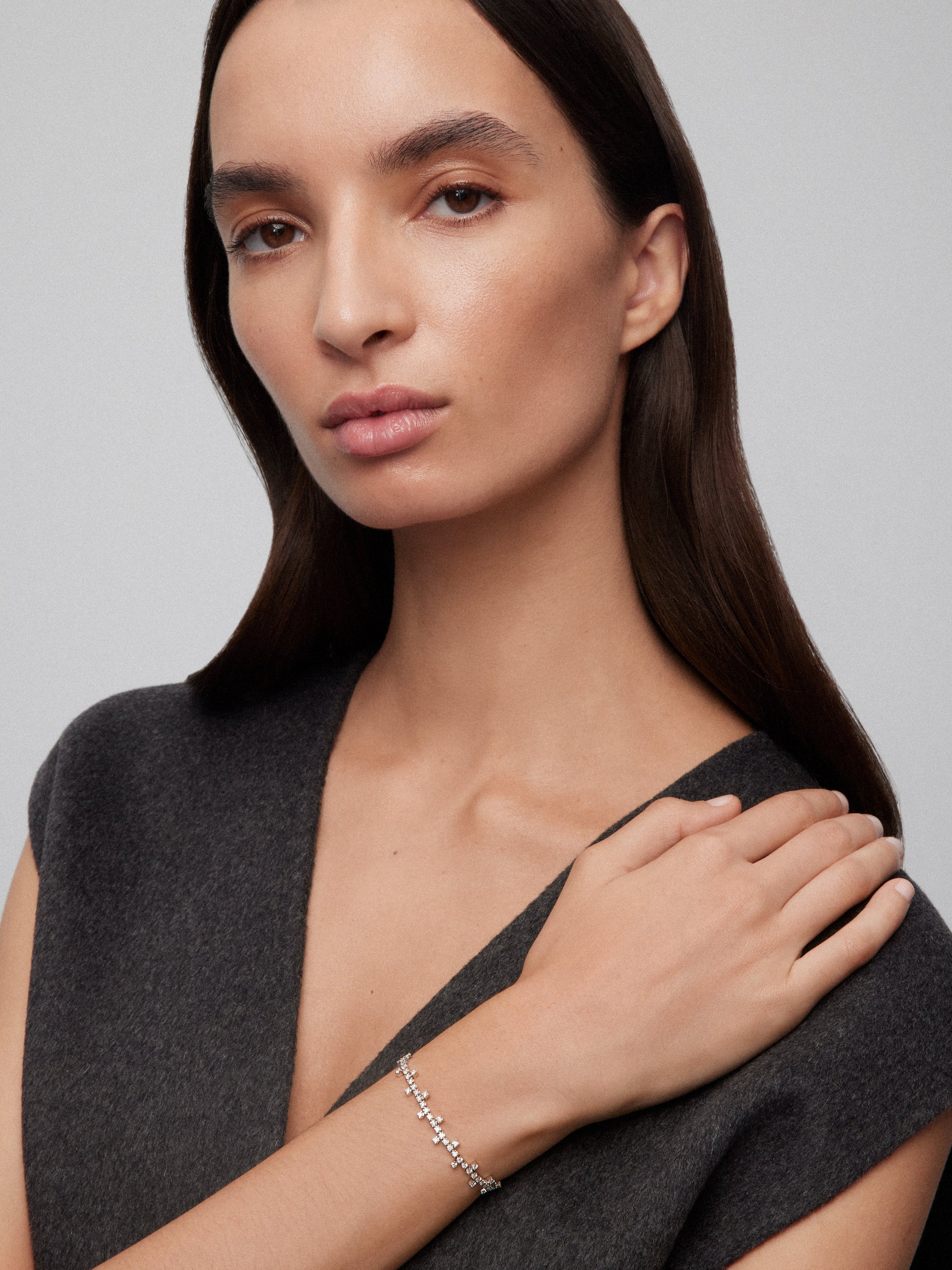 Pulsera semi rigida de oro blanco de 18K y diamante