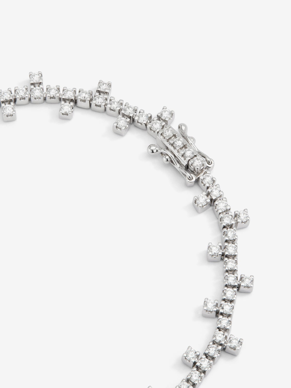 Pulsera semi rigida de oro blanco de 18K y diamante