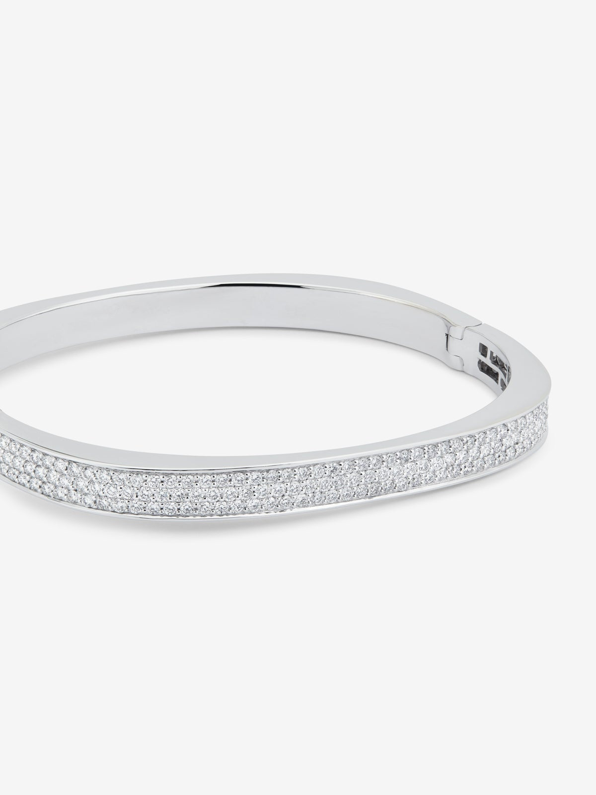 Pulsera rígida de oro blanco de 18K con pavé de diamantes en talla brillante