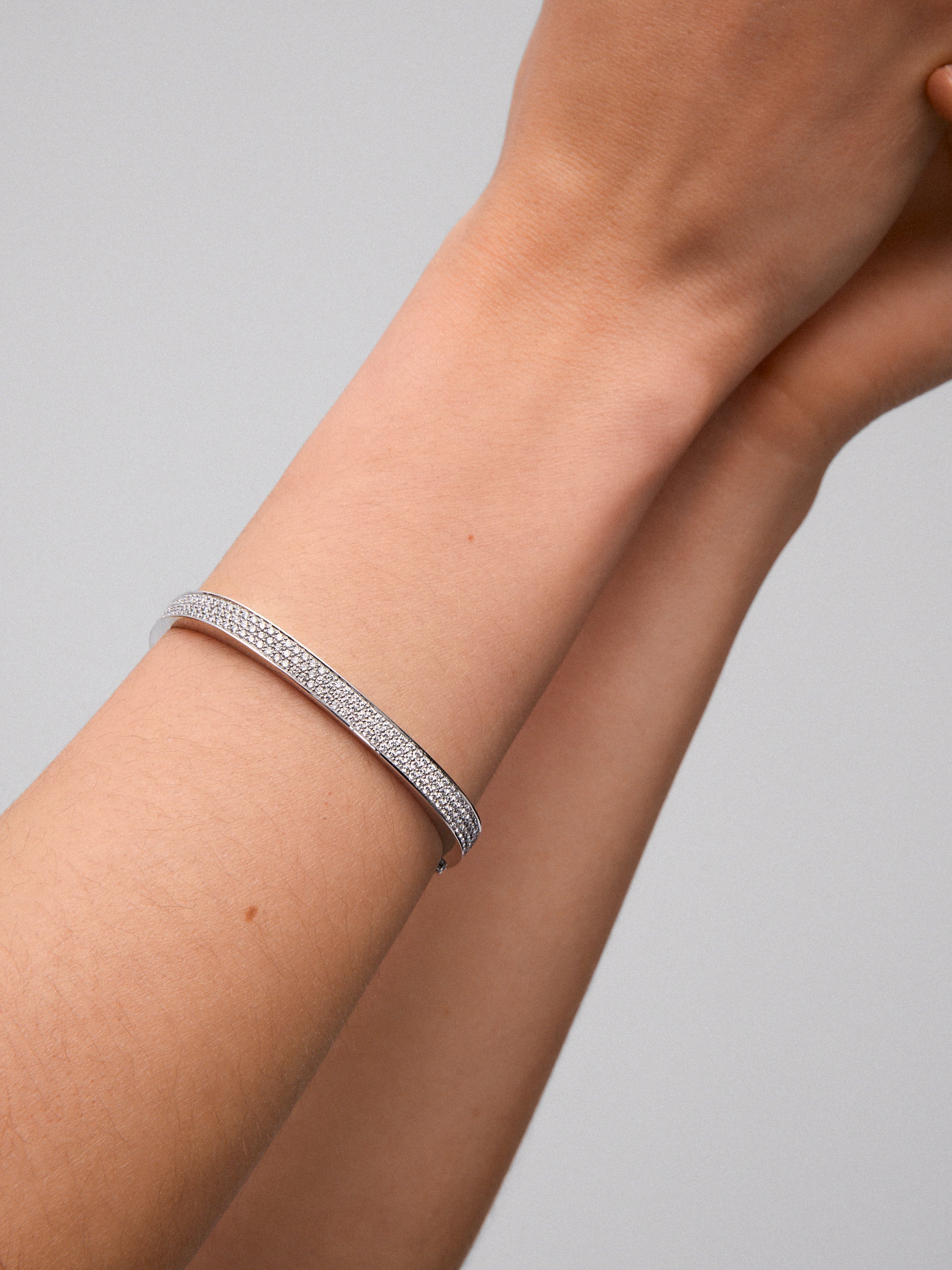 Pulsera rígida de oro blanco de 18K con pavé de diamantes en talla brillante