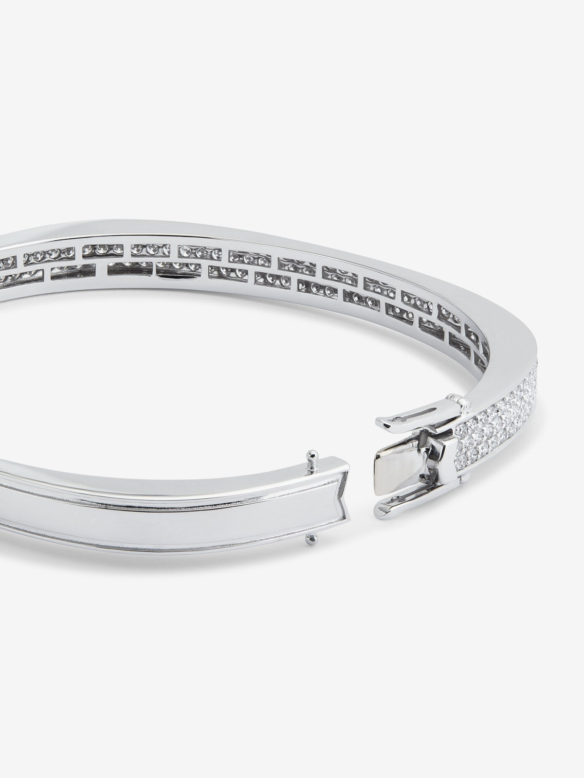 Pulsera rígida de oro blanco de 18K con pavé de diamantes en talla brillante