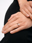 Anillo solitario de oro blanco de 18K con diamante en talla brillante de 0,7 cts