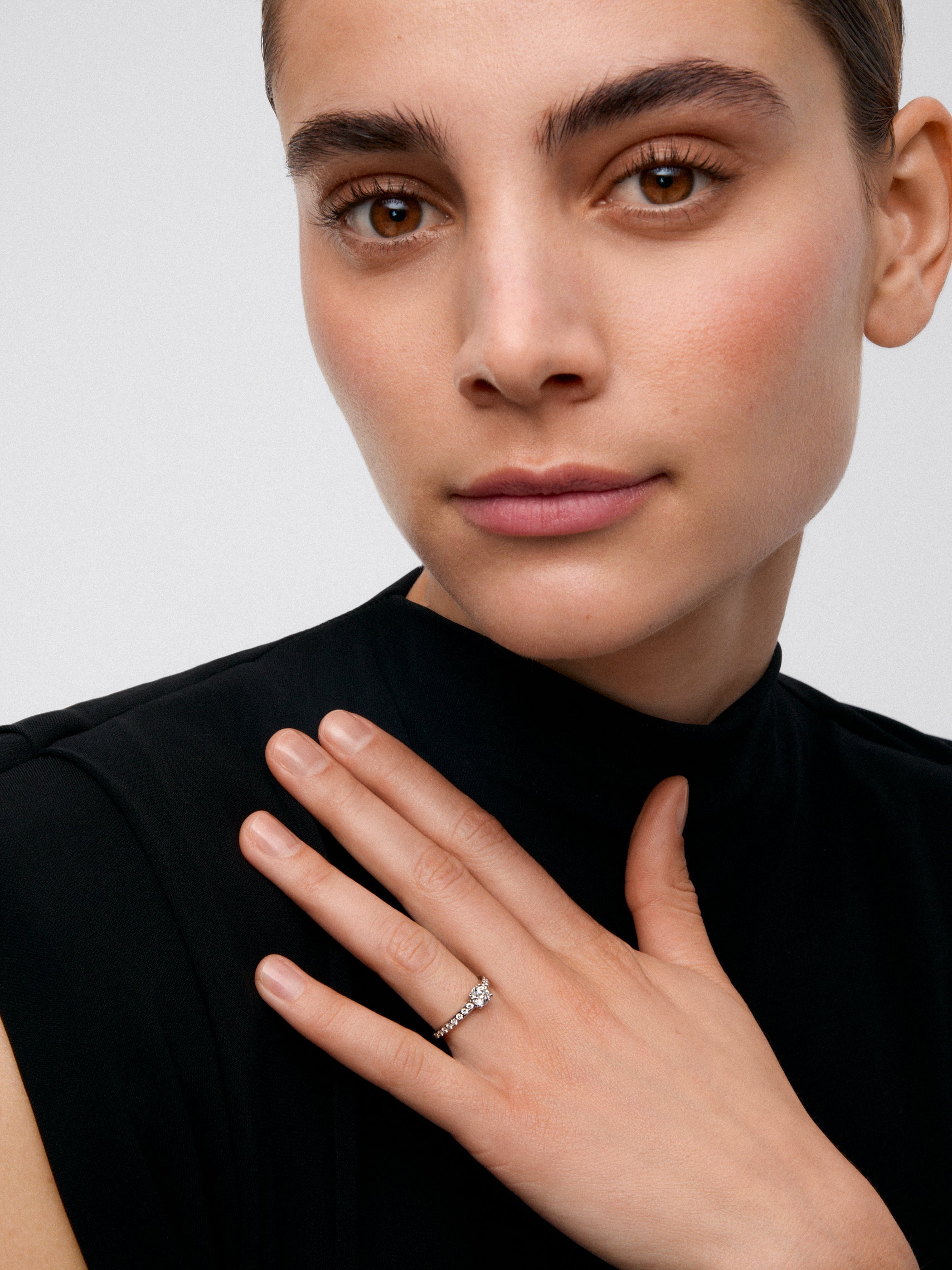 Anillo solitario de compromiso de oro blanco de 18K con diamantes