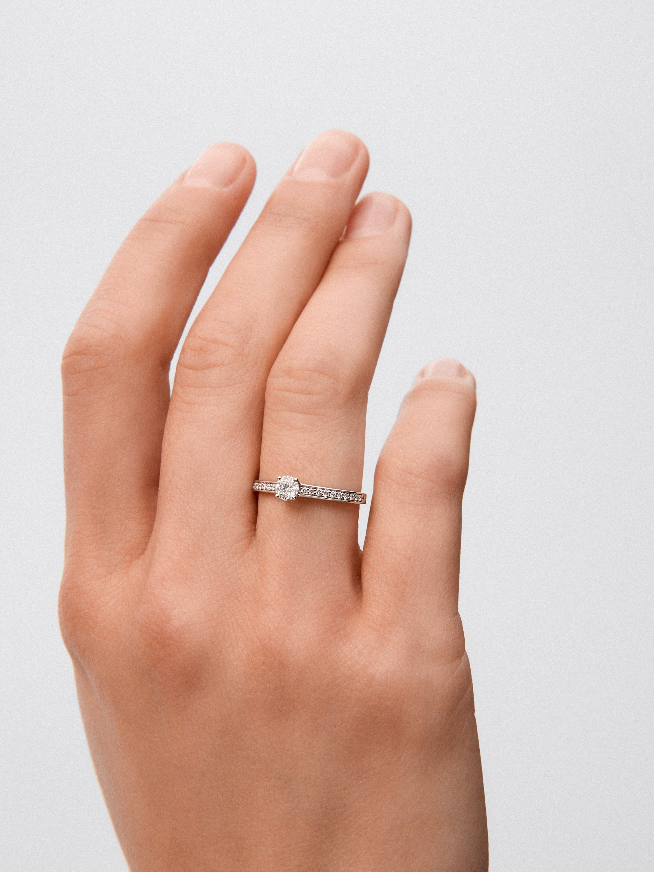 Anillo solitario de compromiso de oro blanco de 18K con diamantes