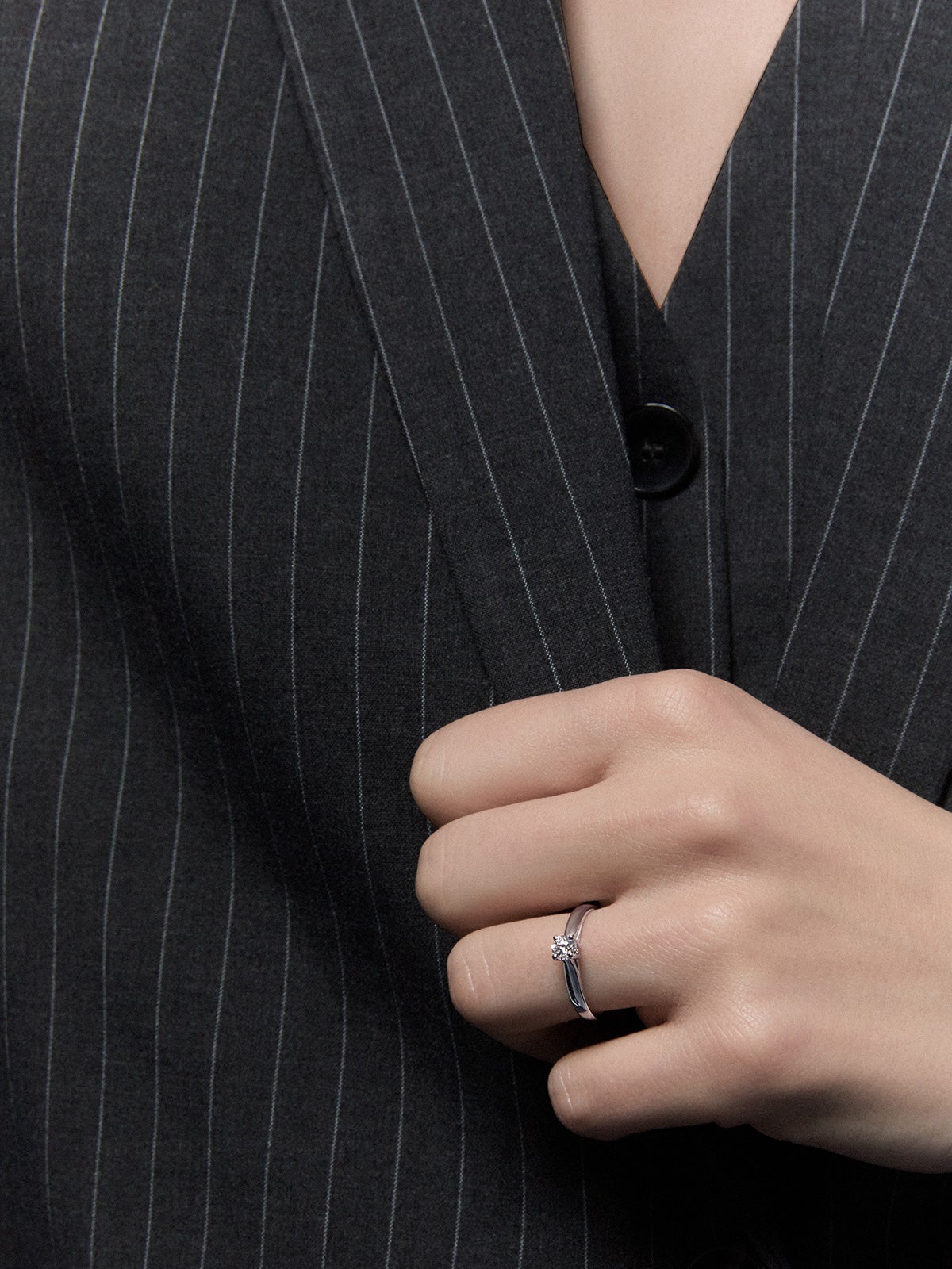 Anillo solitario de compromiso de oro blanco de 18K con diamantes