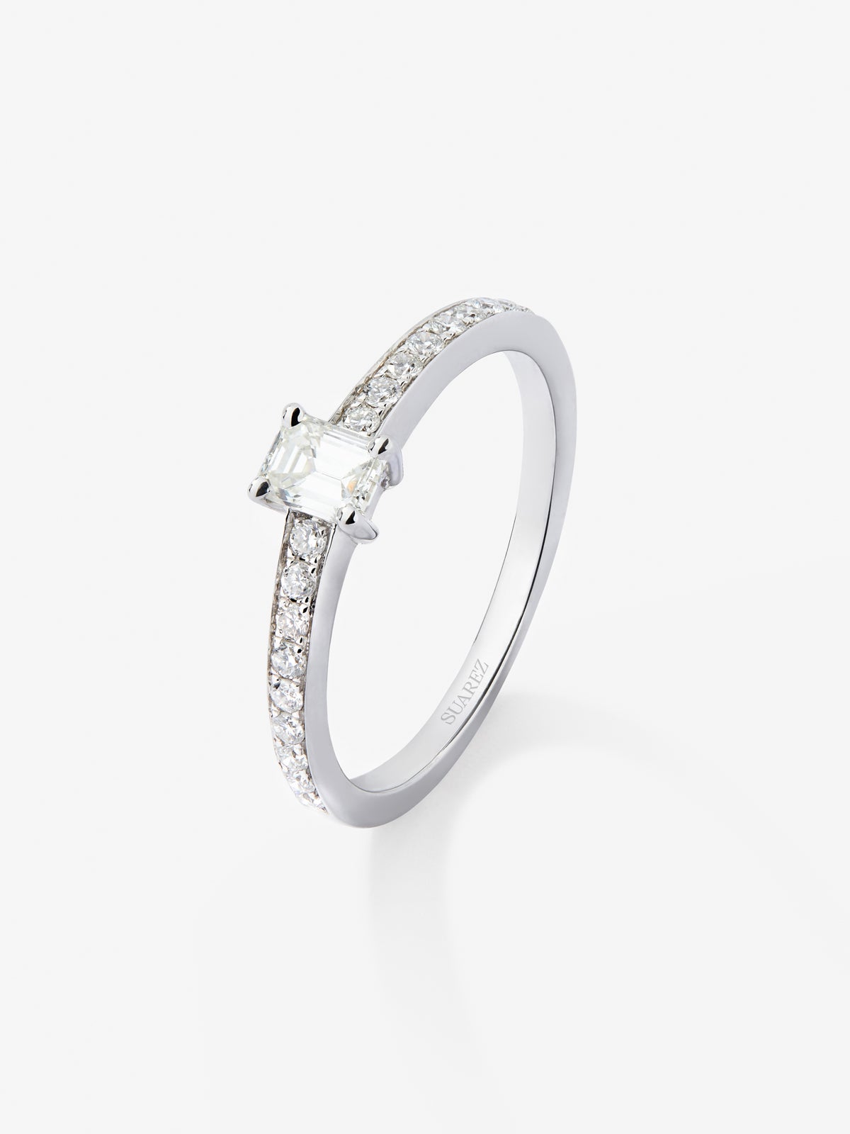 Anillo solitario de oro blanco de 18K con diamante central en talla esmeralda de 0,3 cts y 26 diamantes en talla brillante con un total de 0,13 cts