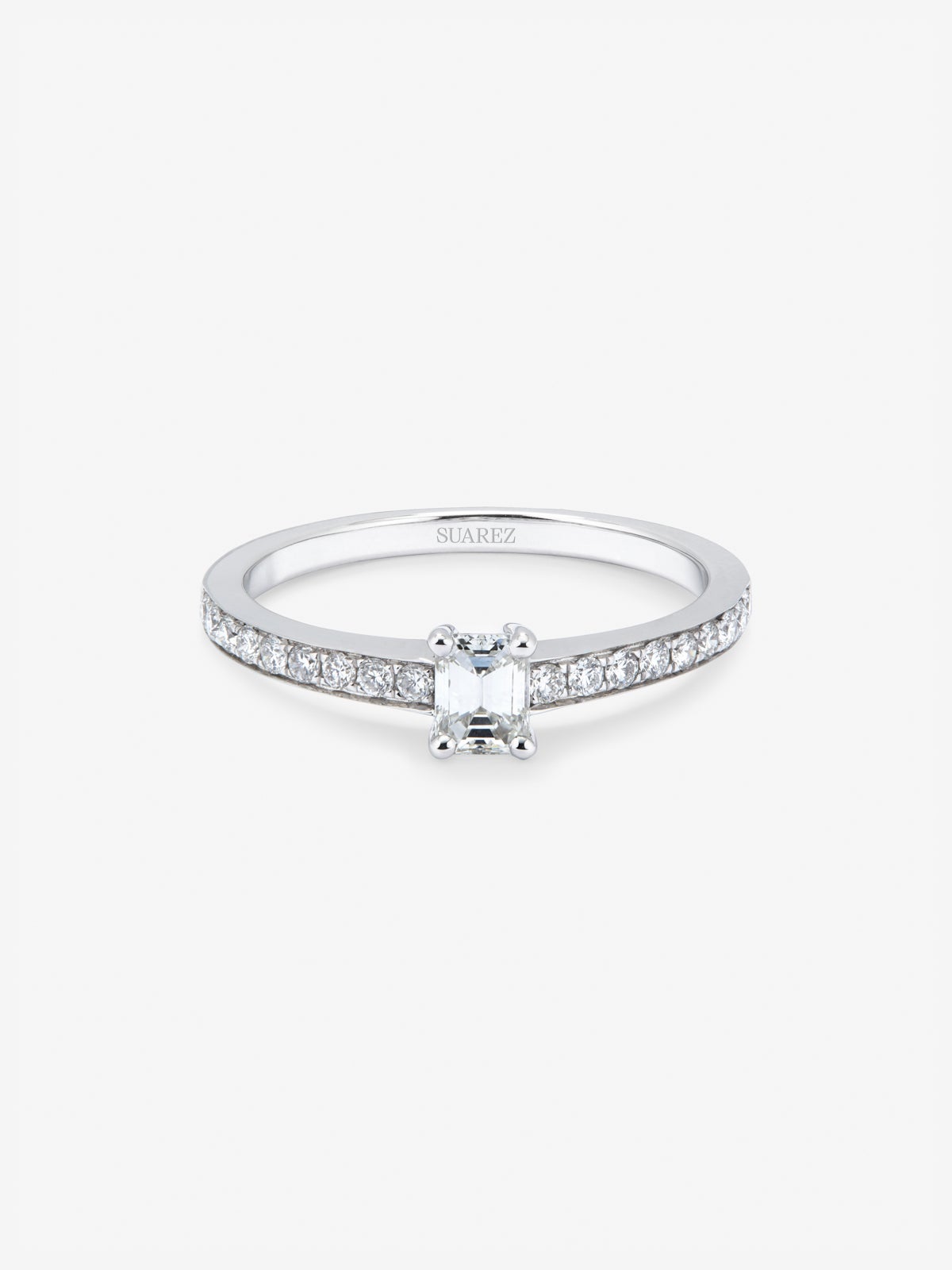 Anillo solitario de oro blanco de 18K con diamante central en talla esmeralda de 0,3 cts y 26 diamantes en talla brillante con un total de 0,13 cts