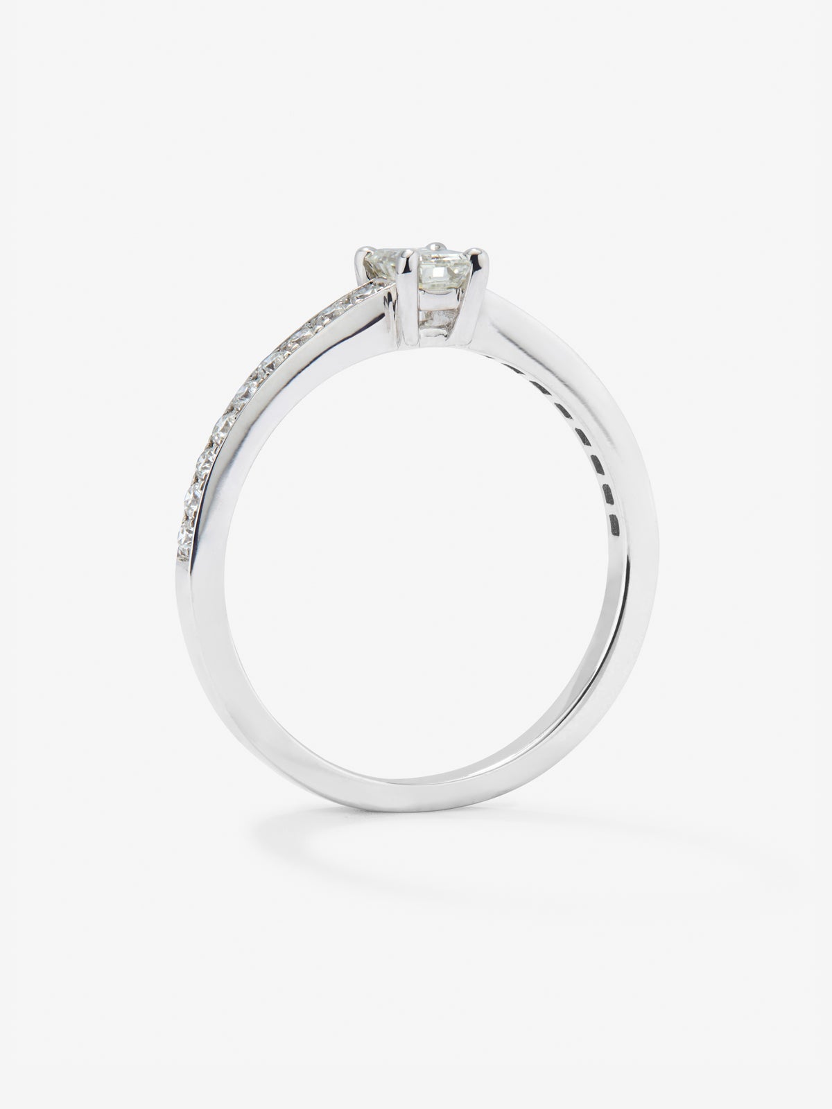 Anillo solitario de oro blanco de 18K con diamante central en talla esmeralda de 0,3 cts y 26 diamantes en talla brillante con un total de 0,13 cts