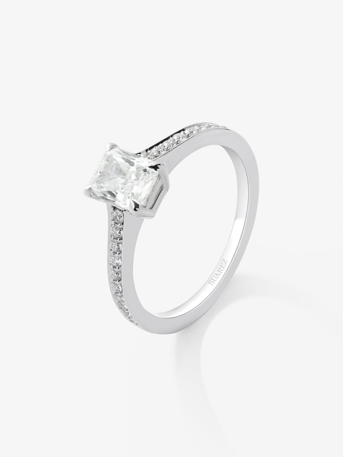 Anillo solitario de compromiso de oro blanco de 18K con diamantes
