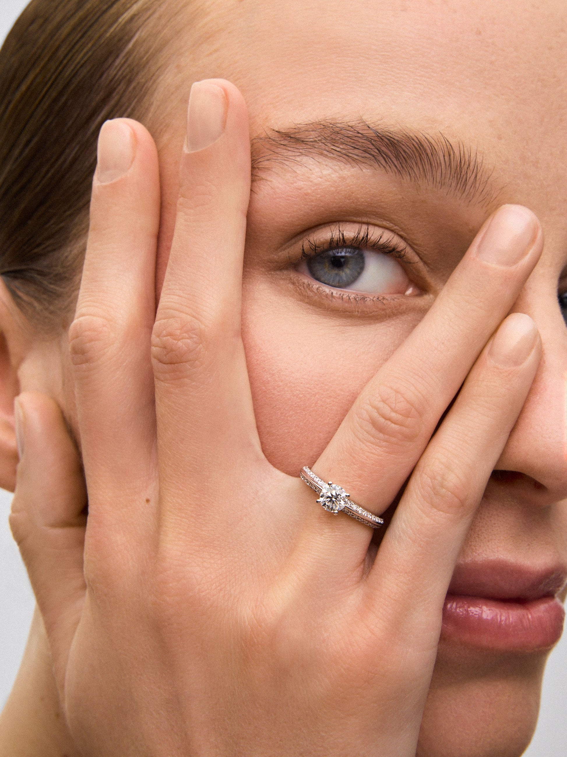 Anillo solitario de oro blanco de 18K con diamante central de 0,70 cts y diamantes en talla brillante con un total de 0,23 cts