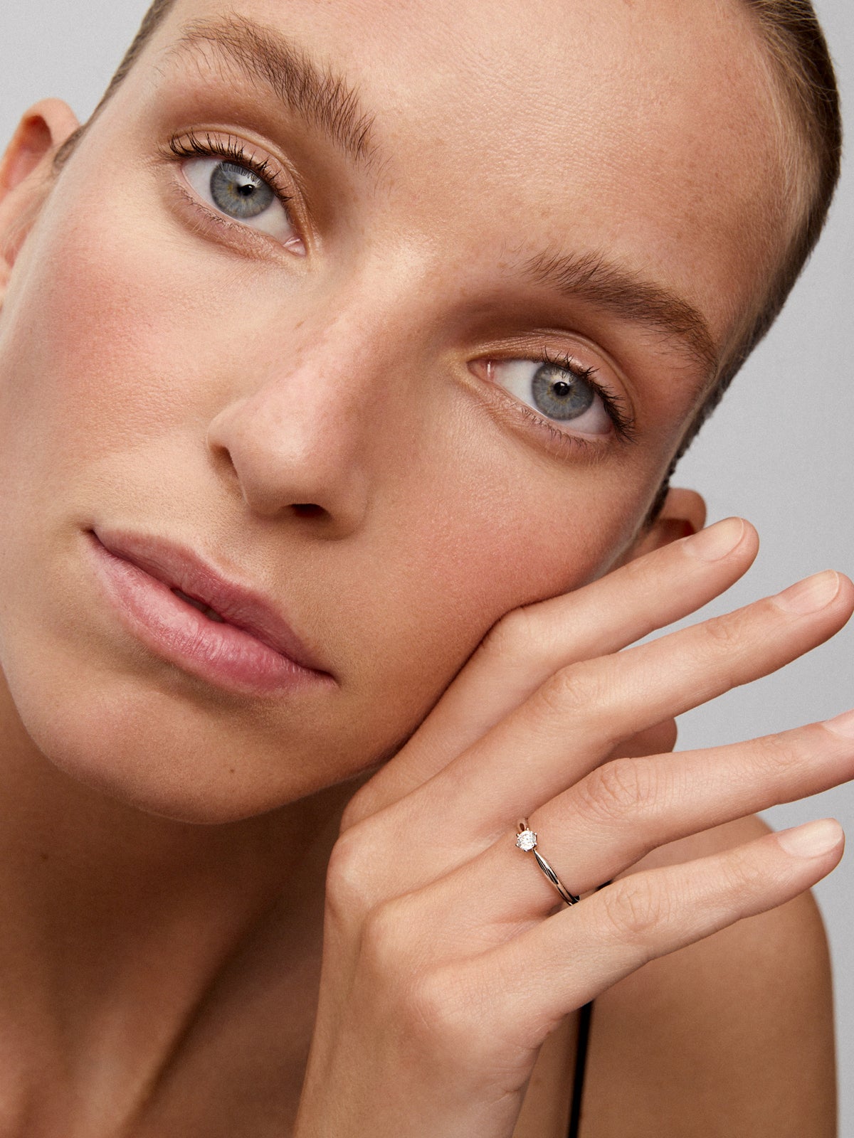 Anillo solitario de oro blanco de 18K con diamante en talla brillante de 0,20 cts