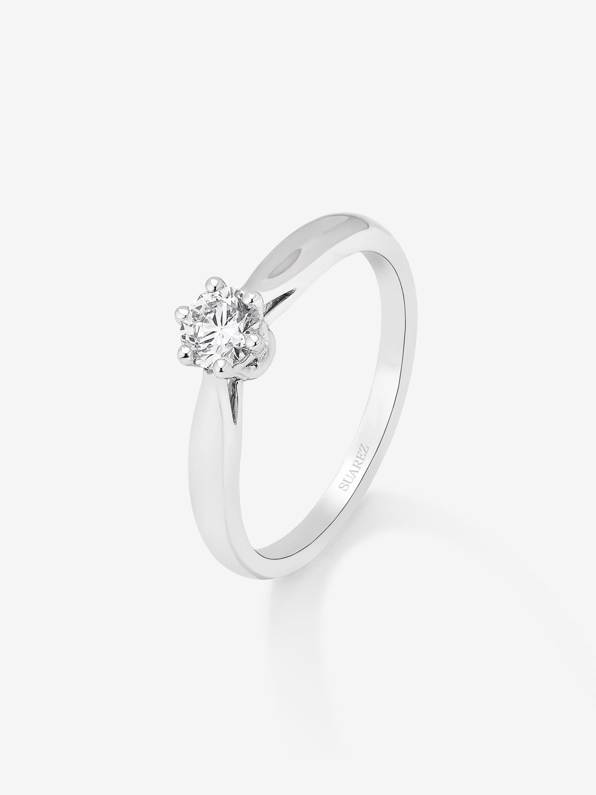 Anillo solitario de oro blanco de 18K con diamante en talla brillante de 0,42 cts