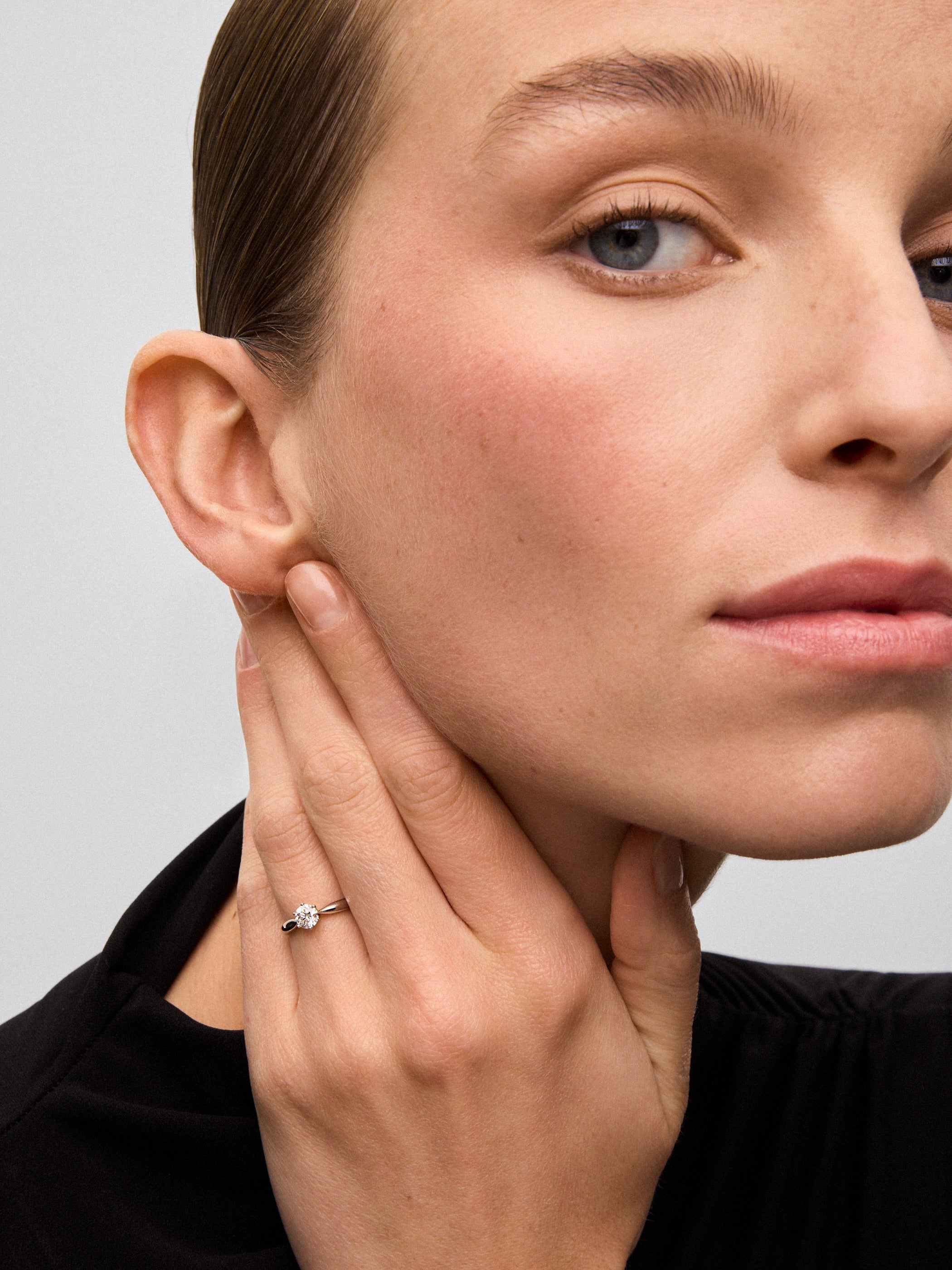 Anillo solitario de oro blanco de 18K con diamante en talla brillante de 0,42 cts