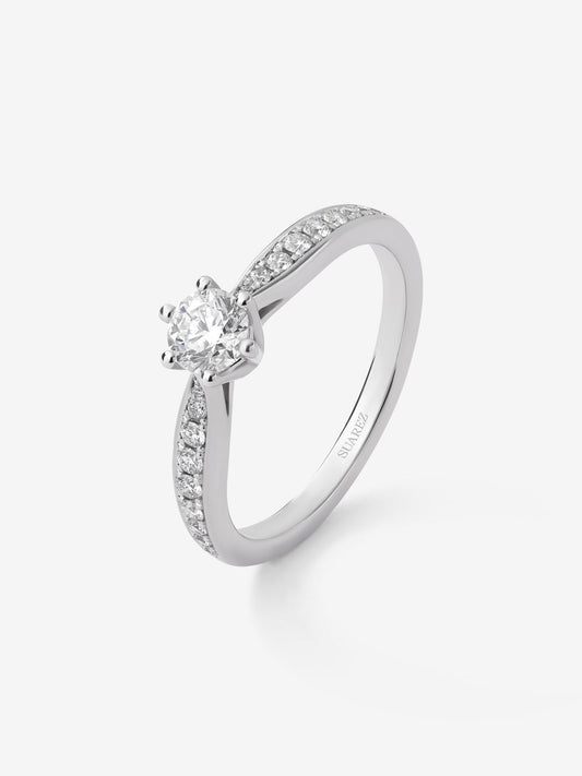 Anillo solitario de oro blanco de 18K con diamante central en talla brillante de 0,40 cts y diamantes en talla brillante con un total de 0,18 cts