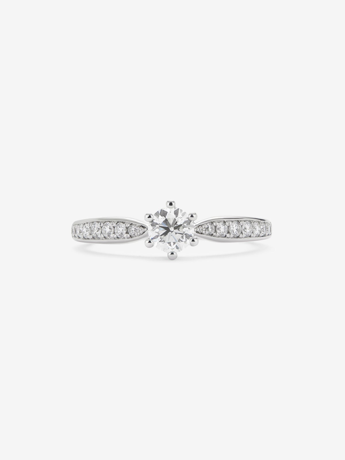 Anillo solitario de oro blanco de 18K con diamante central en talla brillante de 0,40 cts y diamantes en talla brillante con un total de 0,18 cts